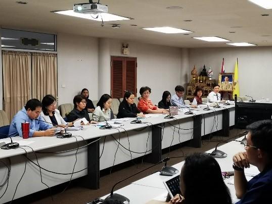 กพร. จัดการประชุมคณะทำงานจัดทำ/ทบทวนแผนปฏิบัติราชการ ระยะ 5 ปี (แผนยุทธศาสตร์ กพร.) ครั้งที่ 1/2563  กพร. โดยกองยุทธศาสตร์และแผนงาน (กยผ.) ดำเนินการจัดประชุมคณะทำงานจัดทำ/ทบทวนแผนปฏิบัติราชการ ระยะ 5 ปี (แผนยุทธศาสตร์ กพร.) ครั้งที่ 1/2563 เมื่อวันพุธที่ 15 มกราคม 2563 ณ ห้องประชุมดีบุก กพร. ซึ่งมีคณะทำงานฯ ประกอบด้วย ผู้เชี่ยวชาญด้านพัฒนาอุตสาหกรรมพื้นฐานและการเหมืองแร่ ผู้แทนจากกอง/ศูนย์/กลุ่ม และสรข. 1-7 เข้าร่วมการประชุม โดยมีรองอธิบดีกรมอุตสาหกรรมพื้นฐานและการเหมืองแร่ รักษาการในตำแหน่งผู้ตรวจราชการกระทรวงอุตสาหกรรม (นายนิรันดร์ ยิ่งมหิศรานนท์) เป็นประธานการประชุม และมอบนโยบายเกี่ยวกับ ทิศทางการจัดทำแผนปฏิบัติราชการเพื่อขับเคลื่อนภารกิจกรมให้สอดคล้องกับทิศทางการพัฒนาประเทศ พร้อมทั้งสนับสนุนให้ผู้ประกอบการภาคอุตสาหกรรมที่เกี่ยวข้องมีศักยภาพและขีดความสามารถในการแข่งขันเพิ่มมากขึ้น  ทั้งนี้ การประชุมฯ ดังกล่าว มีวัตถุประสงค์เพื่อสร้างความรู้ความเข้าใจแก่คณะทำงานฯ เกี่ยวกับที่มาและแนวทางการดำเนินการทบทวน/จัดทำแผนปฏิบัติราชการของกรมให้มีประสิทธิภาพ พร้อมคำนึงถึงการค้นหาผู้มีส่วนได้ส่วนเสีย (Stakeholders) กลุ่มใหม่ตามอุตสาหกรรมเป้าหมายที่ระบุในยุทธศาสตร์ชาติหรือแผนแม่บทภายใต้ยุทธศาสตร์ชาติ อาทิ อุตสาหกรรมและบริการการแพทย์ครบวงจร อุตสาหกรรมไฟฟ้าและอิเล็กทรอนิกส์ และอุตสาหกรรมเครื่องจักรกล เป็นต้น เพื่อสร้างบทบาทของกรมให้มีความเข้มแข็งในฐานะผู้จัดหาวัตถุดิบให้แก่ภาคอุตสาหกรรม ผ่านกระบวนการมีส่วนร่วมของผู้มีส่วนได้ส่วนเสีย (Stakeholders) ทั้งภายใน (การจัดทำ/ทบทวนแผนฯ โดยคณะทำงานฯ) และภายนอก (การรับฟังความคิดเห็นจากภายนอกต่อแผนปฏิบัติราชการของกรม และกิจกรรม Focus group) หน่วยงานต่อไป ซึ่งปัจจุบัน กพร. มีการประกาศใช้แผนปฏิบัติราชการ ระยะ 3 ปี (พ.ศ. 2563-2565) อันเป็นไปตามหลักการที่กำหนดในพระราชกฤษฎีกาว่าด้วยหลักเกณฑ์และวิธีการบริหารกิจการบ้านเมืองที่ดี ฉบับที่ 2 พ.ศ. 2562