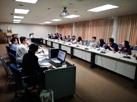 กพร. จัดการประชุมคณะทำงานจัดทำ/ทบทวนแผนปฏิบัติราชการ ระยะ 5 ปี (แผนยุทธศาสตร์ กพร.) ครั้งที่ 1/2563  กพร. โดยกองยุทธศาสตร์และแผนงาน (กยผ.) ดำเนินการจัดประชุมคณะทำงานจัดทำ/ทบทวนแผนปฏิบัติราชการ ระยะ 5 ปี (แผนยุทธศาสตร์ กพร.) ครั้งที่ 1/2563 เมื่อวันพุธที่ 15 มกราคม 2563 ณ ห้องประชุมดีบุก กพร. ซึ่งมีคณะทำงานฯ ประกอบด้วย ผู้เชี่ยวชาญด้านพัฒนาอุตสาหกรรมพื้นฐานและการเหมืองแร่ ผู้แทนจากกอง/ศูนย์/กลุ่ม และสรข. 1-7 เข้าร่วมการประชุม โดยมีรองอธิบดีกรมอุตสาหกรรมพื้นฐานและการเหมืองแร่ รักษาการในตำแหน่งผู้ตรวจราชการกระทรวงอุตสาหกรรม (นายนิรันดร์ ยิ่งมหิศรานนท์) เป็นประธานการประชุม และมอบนโยบายเกี่ยวกับ ทิศทางการจัดทำแผนปฏิบัติราชการเพื่อขับเคลื่อนภารกิจกรมให้สอดคล้องกับทิศทางการพัฒนาประเทศ พร้อมทั้งสนับสนุนให้ผู้ประกอบการภาคอุตสาหกรรมที่เกี่ยวข้องมีศักยภาพและขีดความสามารถในการแข่งขันเพิ่มมากขึ้น  ทั้งนี้ การประชุมฯ ดังกล่าว มีวัตถุประสงค์เพื่อสร้างความรู้ความเข้าใจแก่คณะทำงานฯ เกี่ยวกับที่มาและแนวทางการดำเนินการทบทวน/จัดทำแผนปฏิบัติราชการของกรมให้มีประสิทธิภาพ พร้อมคำนึงถึงการค้นหาผู้มีส่วนได้ส่วนเสีย (Stakeholders) กลุ่มใหม่ตามอุตสาหกรรมเป้าหมายที่ระบุในยุทธศาสตร์ชาติหรือแผนแม่บทภายใต้ยุทธศาสตร์ชาติ อาทิ อุตสาหกรรมและบริการการแพทย์ครบวงจร อุตสาหกรรมไฟฟ้าและอิเล็กทรอนิกส์ และอุตสาหกรรมเครื่องจักรกล เป็นต้น เพื่อสร้างบทบาทของกรมให้มีความเข้มแข็งในฐานะผู้จัดหาวัตถุดิบให้แก่ภาคอุตสาหกรรม ผ่านกระบวนการมีส่วนร่วมของผู้มีส่วนได้ส่วนเสีย (Stakeholders) ทั้งภายใน (การจัดทำ/ทบทวนแผนฯ โดยคณะทำงานฯ) และภายนอก (การรับฟังความคิดเห็นจากภายนอกต่อแผนปฏิบัติราชการของกรม และกิจกรรม Focus group) หน่วยงานต่อไป ซึ่งปัจจุบัน กพร. มีการประกาศใช้แผนปฏิบัติราชการ ระยะ 3 ปี (พ.ศ. 2563-2565) อันเป็นไปตามหลักการที่กำหนดในพระราชกฤษฎีกาว่าด้วยหลักเกณฑ์และวิธีการบริหารกิจการบ้านเมืองที่ดี ฉบับที่ 2 พ.ศ. 2562