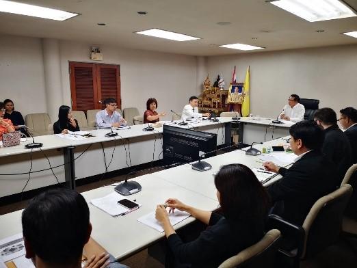 กพร. จัดการประชุมคณะทำงานจัดทำ/ทบทวนแผนปฏิบัติราชการ ระยะ 5 ปี (แผนยุทธศาสตร์ กพร.) ครั้งที่ 1/2563  กพร. โดยกองยุทธศาสตร์และแผนงาน (กยผ.) ดำเนินการจัดประชุมคณะทำงานจัดทำ/ทบทวนแผนปฏิบัติราชการ ระยะ 5 ปี (แผนยุทธศาสตร์ กพร.) ครั้งที่ 1/2563 เมื่อวันพุธที่ 15 มกราคม 2563 ณ ห้องประชุมดีบุก กพร. ซึ่งมีคณะทำงานฯ ประกอบด้วย ผู้เชี่ยวชาญด้านพัฒนาอุตสาหกรรมพื้นฐานและการเหมืองแร่ ผู้แทนจากกอง/ศูนย์/กลุ่ม และสรข. 1-7 เข้าร่วมการประชุม โดยมีรองอธิบดีกรมอุตสาหกรรมพื้นฐานและการเหมืองแร่ รักษาการในตำแหน่งผู้ตรวจราชการกระทรวงอุตสาหกรรม (นายนิรันดร์ ยิ่งมหิศรานนท์) เป็นประธานการประชุม และมอบนโยบายเกี่ยวกับ ทิศทางการจัดทำแผนปฏิบัติราชการเพื่อขับเคลื่อนภารกิจกรมให้สอดคล้องกับทิศทางการพัฒนาประเทศ พร้อมทั้งสนับสนุนให้ผู้ประกอบการภาคอุตสาหกรรมที่เกี่ยวข้องมีศักยภาพและขีดความสามารถในการแข่งขันเพิ่มมากขึ้น  ทั้งนี้ การประชุมฯ ดังกล่าว มีวัตถุประสงค์เพื่อสร้างความรู้ความเข้าใจแก่คณะทำงานฯ เกี่ยวกับที่มาและแนวทางการดำเนินการทบทวน/จัดทำแผนปฏิบัติราชการของกรมให้มีประสิทธิภาพ พร้อมคำนึงถึงการค้นหาผู้มีส่วนได้ส่วนเสีย (Stakeholders) กลุ่มใหม่ตามอุตสาหกรรมเป้าหมายที่ระบุในยุทธศาสตร์ชาติหรือแผนแม่บทภายใต้ยุทธศาสตร์ชาติ อาทิ อุตสาหกรรมและบริการการแพทย์ครบวงจร อุตสาหกรรมไฟฟ้าและอิเล็กทรอนิกส์ และอุตสาหกรรมเครื่องจักรกล เป็นต้น เพื่อสร้างบทบาทของกรมให้มีความเข้มแข็งในฐานะผู้จัดหาวัตถุดิบให้แก่ภาคอุตสาหกรรม ผ่านกระบวนการมีส่วนร่วมของผู้มีส่วนได้ส่วนเสีย (Stakeholders) ทั้งภายใน (การจัดทำ/ทบทวนแผนฯ โดยคณะทำงานฯ) และภายนอก (การรับฟังความคิดเห็นจากภายนอกต่อแผนปฏิบัติราชการของกรม และกิจกรรม Focus group) หน่วยงานต่อไป ซึ่งปัจจุบัน กพร. มีการประกาศใช้แผนปฏิบัติราชการ ระยะ 3 ปี (พ.ศ. 2563-2565) อันเป็นไปตามหลักการที่กำหนดในพระราชกฤษฎีกาว่าด้วยหลักเกณฑ์และวิธีการบริหารกิจการบ้านเมืองที่ดี ฉบับที่ 2 พ.ศ. 2562