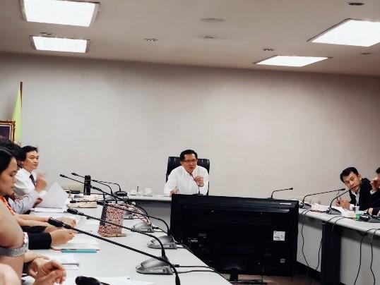กพร. จัดการประชุมคณะทำงานจัดทำ/ทบทวนแผนปฏิบัติราชการ ระยะ 5 ปี (แผนยุทธศาสตร์ กพร.) ครั้งที่ 1/2563  กพร. โดยกองยุทธศาสตร์และแผนงาน (กยผ.) ดำเนินการจัดประชุมคณะทำงานจัดทำ/ทบทวนแผนปฏิบัติราชการ ระยะ 5 ปี (แผนยุทธศาสตร์ กพร.) ครั้งที่ 1/2563 เมื่อวันพุธที่ 15 มกราคม 2563 ณ ห้องประชุมดีบุก กพร. ซึ่งมีคณะทำงานฯ ประกอบด้วย ผู้เชี่ยวชาญด้านพัฒนาอุตสาหกรรมพื้นฐานและการเหมืองแร่ ผู้แทนจากกอง/ศูนย์/กลุ่ม และสรข. 1-7 เข้าร่วมการประชุม โดยมีรองอธิบดีกรมอุตสาหกรรมพื้นฐานและการเหมืองแร่ รักษาการในตำแหน่งผู้ตรวจราชการกระทรวงอุตสาหกรรม (นายนิรันดร์ ยิ่งมหิศรานนท์) เป็นประธานการประชุม และมอบนโยบายเกี่ยวกับ ทิศทางการจัดทำแผนปฏิบัติราชการเพื่อขับเคลื่อนภารกิจกรมให้สอดคล้องกับทิศทางการพัฒนาประเทศ พร้อมทั้งสนับสนุนให้ผู้ประกอบการภาคอุตสาหกรรมที่เกี่ยวข้องมีศักยภาพและขีดความสามารถในการแข่งขันเพิ่มมากขึ้น  ทั้งนี้ การประชุมฯ ดังกล่าว มีวัตถุประสงค์เพื่อสร้างความรู้ความเข้าใจแก่คณะทำงานฯ เกี่ยวกับที่มาและแนวทางการดำเนินการทบทวน/จัดทำแผนปฏิบัติราชการของกรมให้มีประสิทธิภาพ พร้อมคำนึงถึงการค้นหาผู้มีส่วนได้ส่วนเสีย (Stakeholders) กลุ่มใหม่ตามอุตสาหกรรมเป้าหมายที่ระบุในยุทธศาสตร์ชาติหรือแผนแม่บทภายใต้ยุทธศาสตร์ชาติ อาทิ อุตสาหกรรมและบริการการแพทย์ครบวงจร อุตสาหกรรมไฟฟ้าและอิเล็กทรอนิกส์ และอุตสาหกรรมเครื่องจักรกล เป็นต้น เพื่อสร้างบทบาทของกรมให้มีความเข้มแข็งในฐานะผู้จัดหาวัตถุดิบให้แก่ภาคอุตสาหกรรม ผ่านกระบวนการมีส่วนร่วมของผู้มีส่วนได้ส่วนเสีย (Stakeholders) ทั้งภายใน (การจัดทำ/ทบทวนแผนฯ โดยคณะทำงานฯ) และภายนอก (การรับฟังความคิดเห็นจากภายนอกต่อแผนปฏิบัติราชการของกรม และกิจกรรม Focus group) หน่วยงานต่อไป ซึ่งปัจจุบัน กพร. มีการประกาศใช้แผนปฏิบัติราชการ ระยะ 3 ปี (พ.ศ. 2563-2565) อันเป็นไปตามหลักการที่กำหนดในพระราชกฤษฎีกาว่าด้วยหลักเกณฑ์และวิธีการบริหารกิจการบ้านเมืองที่ดี ฉบับที่ 2 พ.ศ. 2562