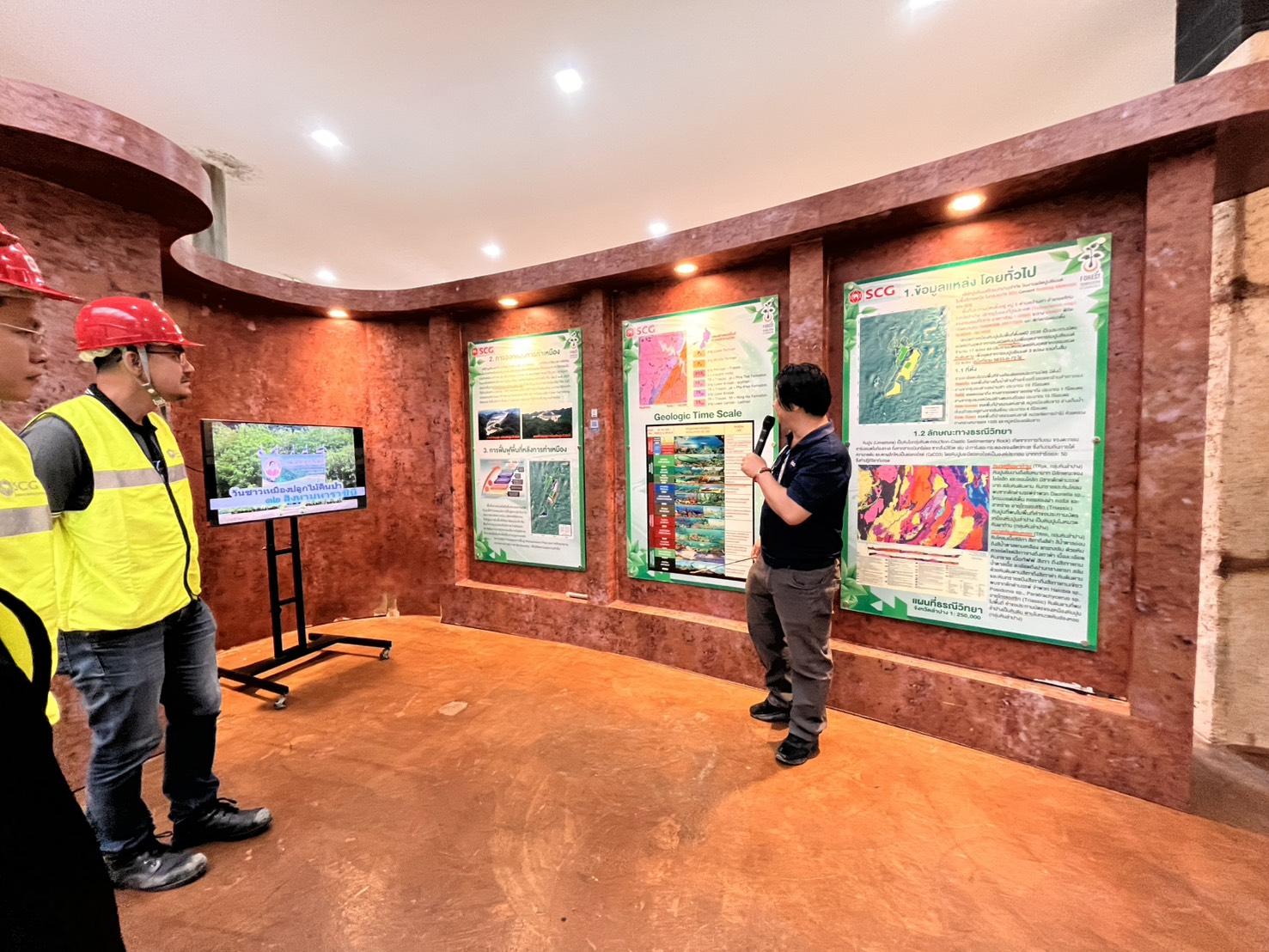 ผอ.สรข.3 ลงพื้นที่สถานประกอบการในกำกับดูแลเพื่อการติดตามกำกับเหมืองหินปูนซีเมนต์ พร้อมเข้าเยี่ยมชมศูนย์ฟื้นฟูเหมืองของบริษัท ปูนซีเมนต์ไทย (ลำปาง) จำกัด