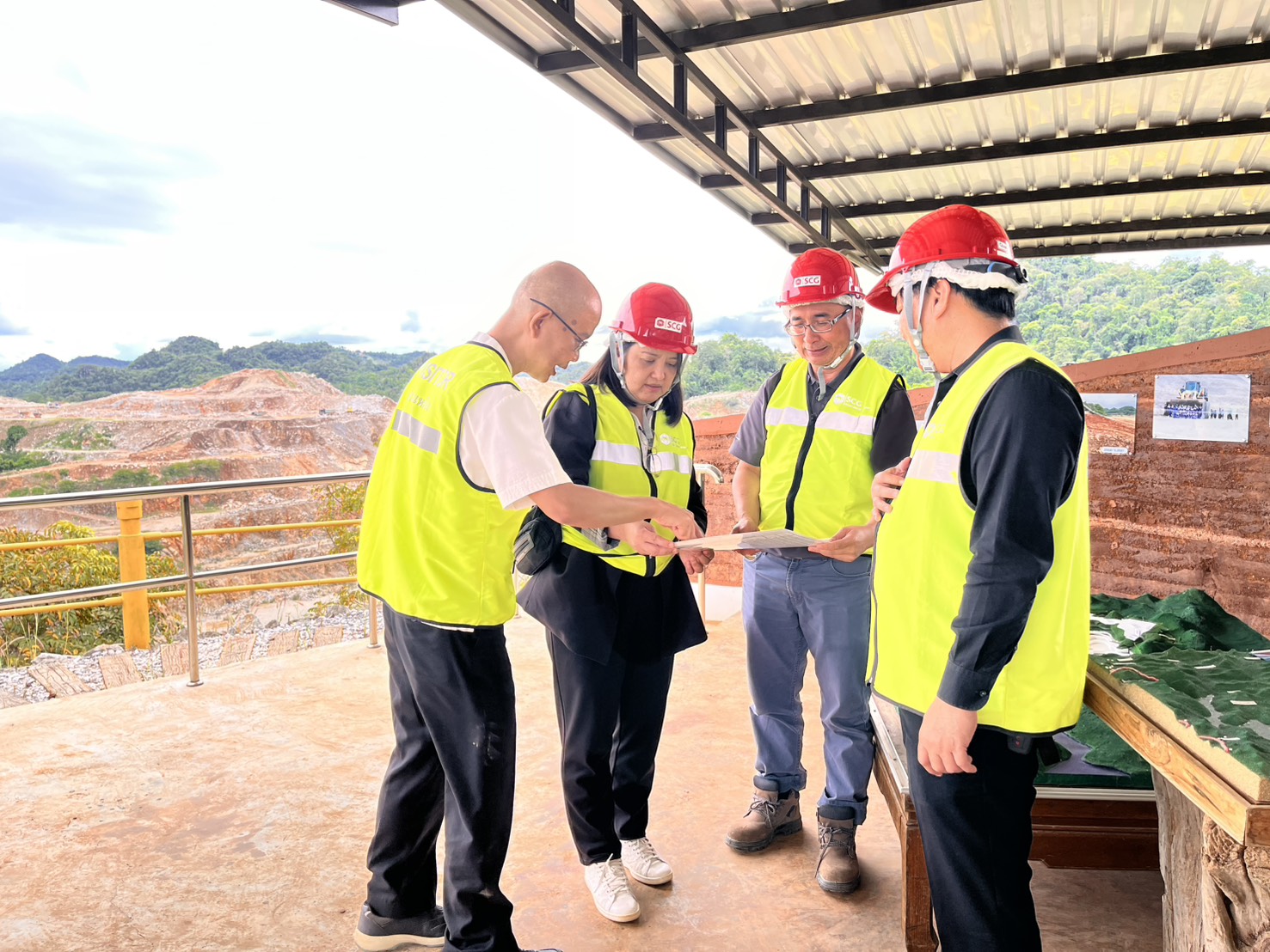 ผอ.สรข.3 ลงพื้นที่สถานประกอบการในกำกับดูแลเพื่อการติดตามกำกับเหมืองหินปูนซีเมนต์ พร้อมเข้าเยี่ยมชมศูนย์ฟื้นฟูเหมืองของบริษัท ปูนซีเมนต์ไทย (ลำปาง) จำกัด