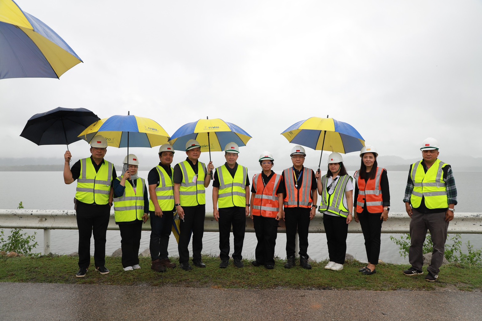 รพร.อานันท์ฯ ลงพื้นที่ตรวจสอบสาเหตุและข้อเท็จจริงการเกิดดินสไลด์ในพื้นที่ทิ้งดินและเก็บมูลดินทรายนอกเขตประทานบัตรของ กฟผ. (เหมืองแม่เมาะ)