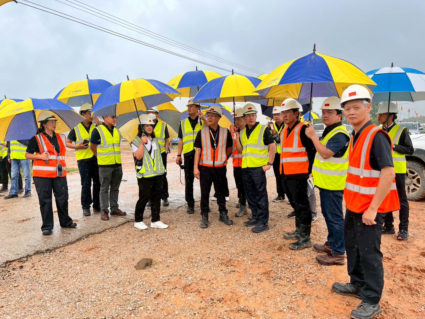 รพร.อานันท์ฯ ลงพื้นที่ตรวจสอบสาเหตุและข้อเท็จจริงการเกิดดินสไลด์ในพื้นที่ทิ้งดินและเก็บมูลดินทรายนอกเขตประทานบัตรของ กฟผ. (เหมืองแม่เมาะ)