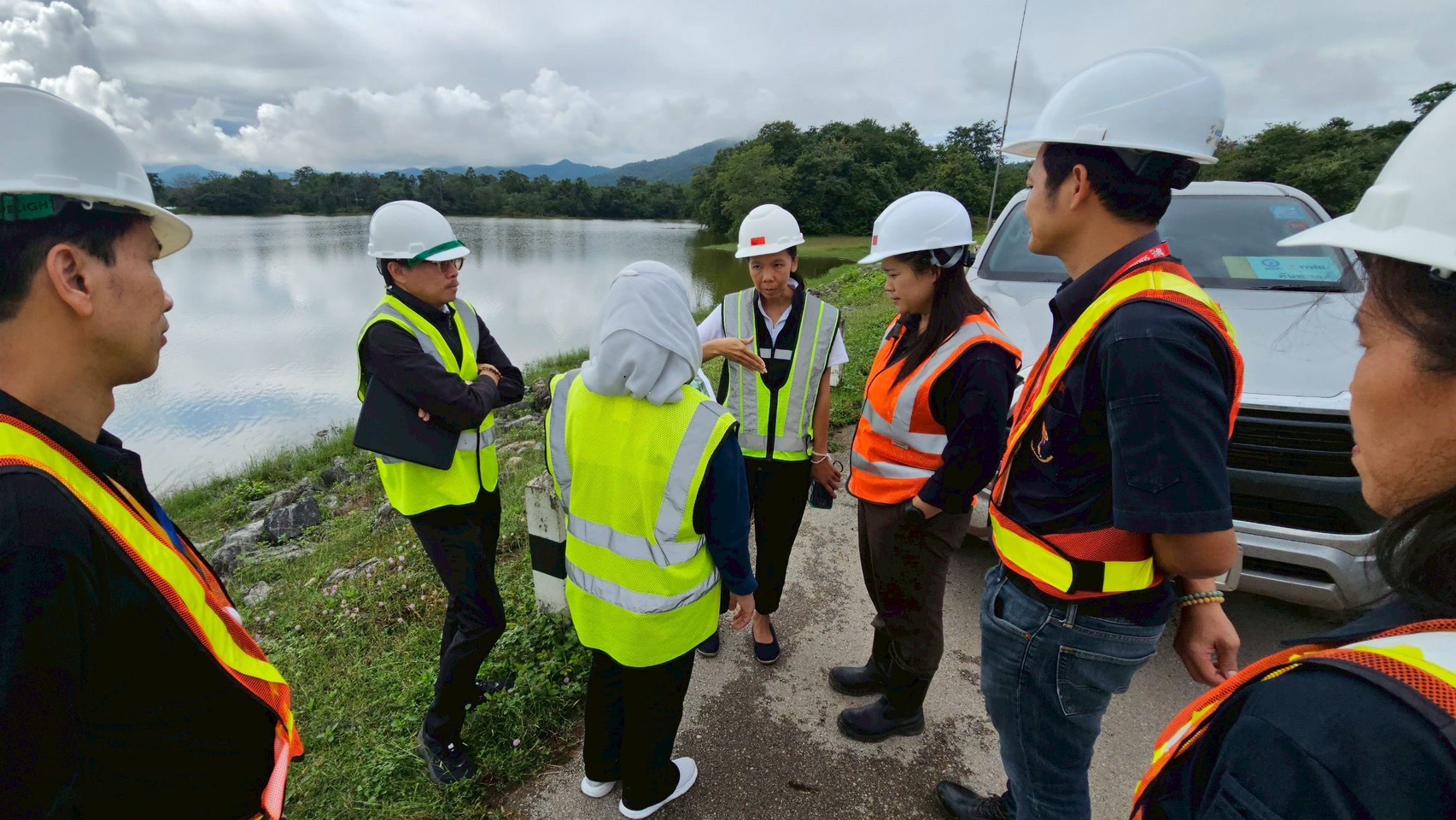 รพร.อานันท์ฯ ลงพื้นที่ตรวจสอบสาเหตุและข้อเท็จจริงการเกิดดินสไลด์ในพื้นที่ทิ้งดินและเก็บมูลดินทรายนอกเขตประทานบัตรของ กฟผ. (เหมืองแม่เมาะ)