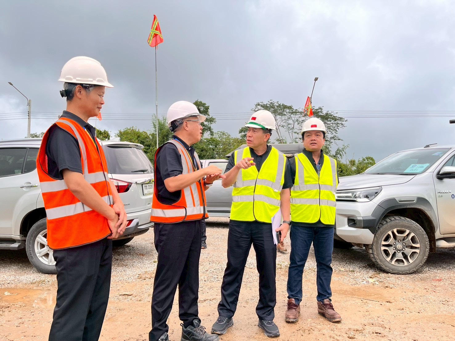 รพร.อานันท์ฯ ลงพื้นที่ตรวจสอบสาเหตุและข้อเท็จจริงการเกิดดินสไลด์ในพื้นที่ทิ้งดินและเก็บมูลดินทรายนอกเขตประทานบัตรของ กฟผ. (เหมืองแม่เมาะ)