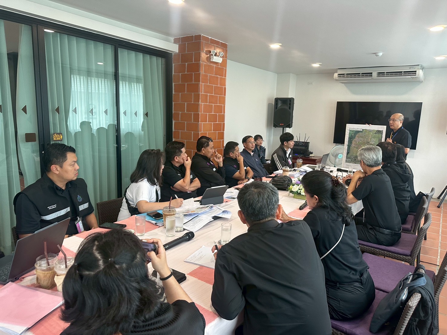 รพร.อานันท์ฯ ลงพื้นที่ตรวจสอบสาเหตุและข้อเท็จจริงการเกิดดินสไลด์ในพื้นที่ทิ้งดินและเก็บมูลดินทรายนอกเขตประทานบัตรของ กฟผ. (เหมืองแม่เมาะ)