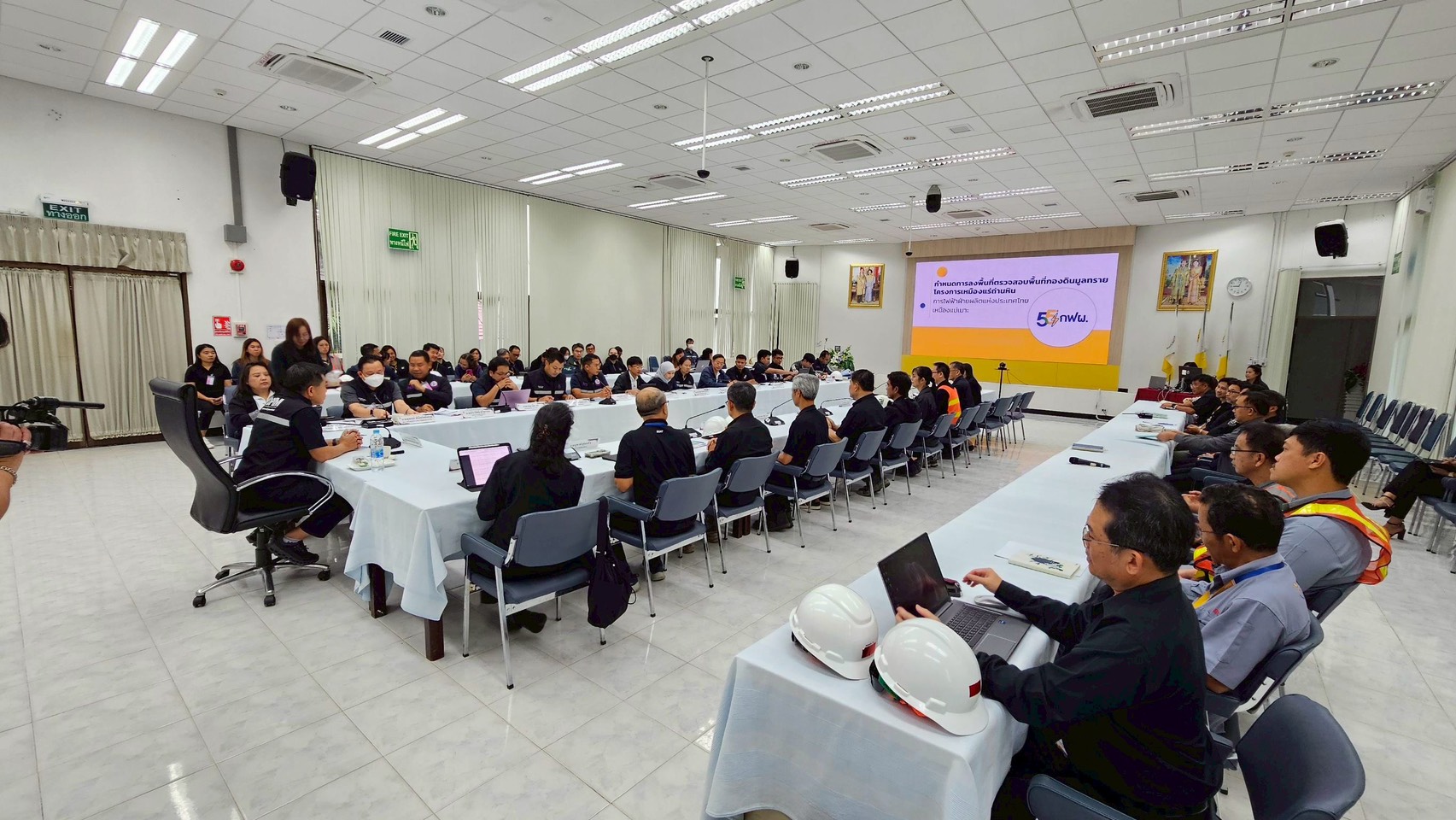 รพร.อานันท์ฯ ลงพื้นที่ตรวจสอบสาเหตุและข้อเท็จจริงการเกิดดินสไลด์ในพื้นที่ทิ้งดินและเก็บมูลดินทรายนอกเขตประทานบัตรของ กฟผ. (เหมืองแม่เมาะ)