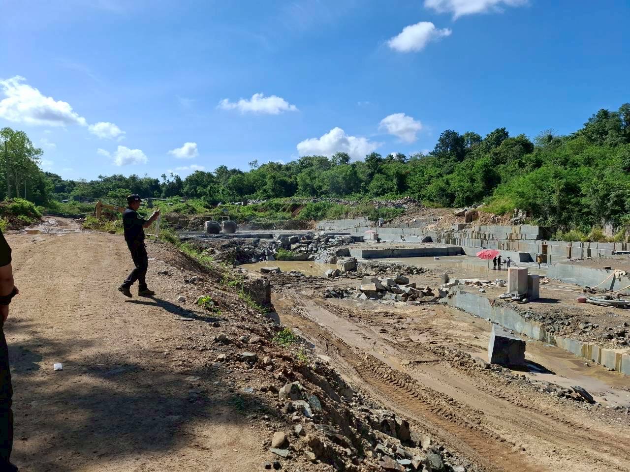 สรข.5 พิษณุโลก ร่วมตรวจสอบข้อเท็จจริงกรณีร้องเรียนการบุกรุกทำลายป่าและขุดหิน ในพื้นที่ ต.เขาทราย อ.ทับคล้อ จ.พิจิตร