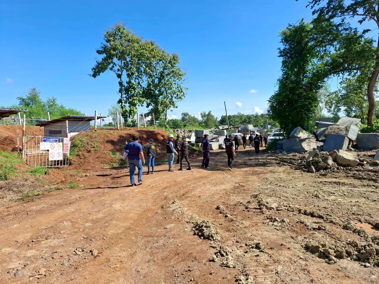 สรข.5 พิษณุโลก ร่วมตรวจสอบข้อเท็จจริงกรณีร้องเรียนการบุกรุกทำลายป่าและขุดหิน ในพื้นที่ ต.เขาทราย อ.ทับคล้อ จ.พิจิตร