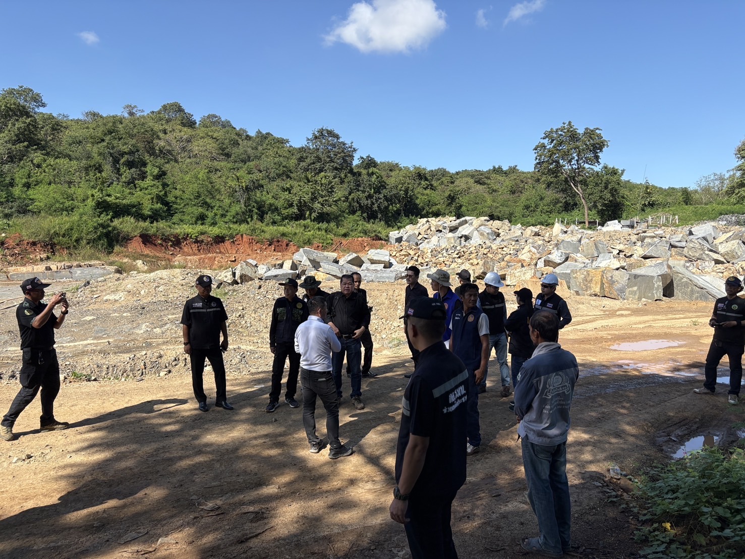 สรข.5 พิษณุโลก ร่วมตรวจสอบข้อเท็จจริงกรณีร้องเรียนการบุกรุกทำลายป่าและขุดหิน ในพื้นที่ ต.เขาทราย อ.ทับคล้อ จ.พิจิตร