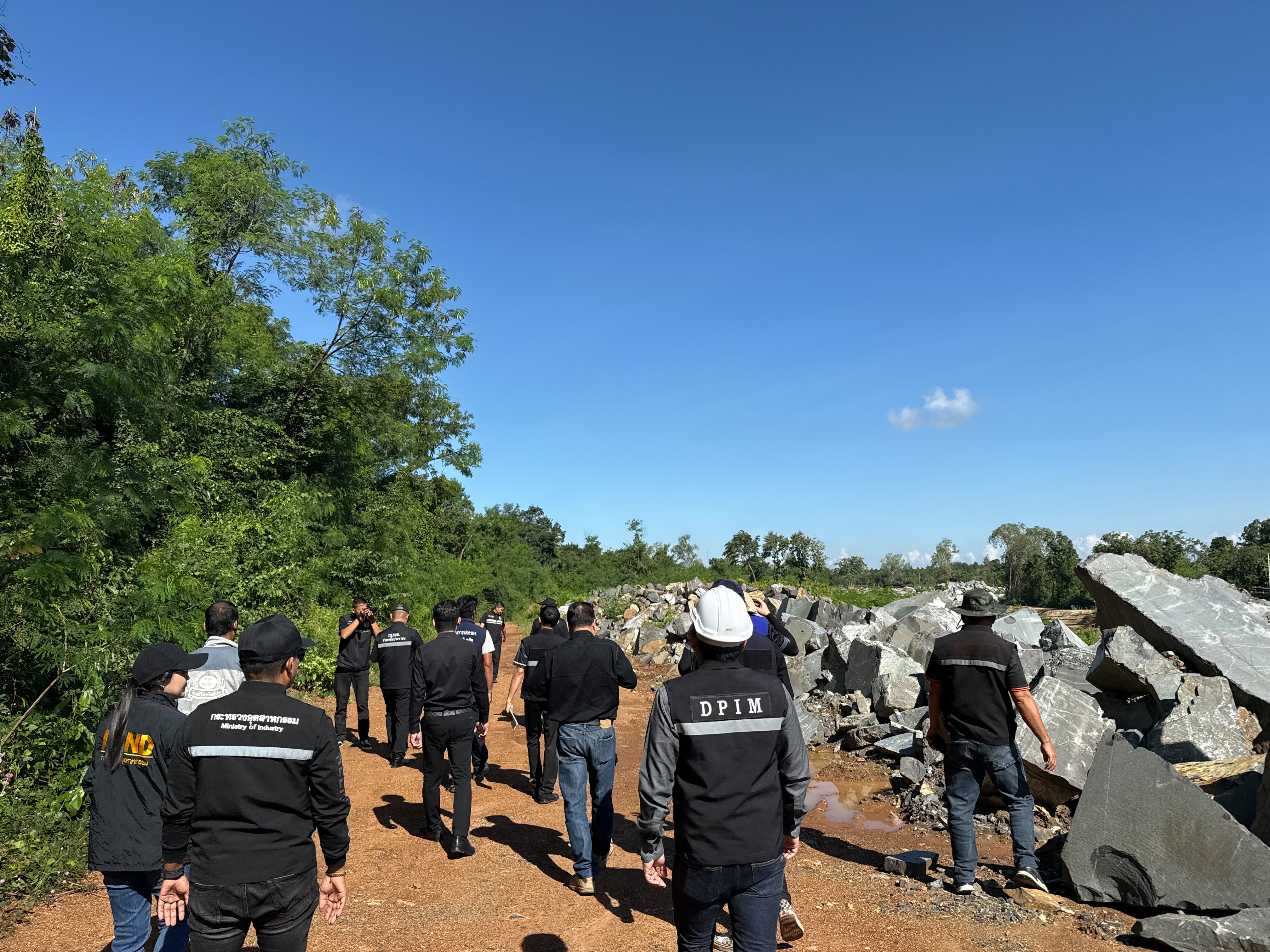 สรข.5 พิษณุโลก ร่วมตรวจสอบข้อเท็จจริงกรณีร้องเรียนการบุกรุกทำลายป่าและขุดหิน ในพื้นที่ ต.เขาทราย อ.ทับคล้อ จ.พิจิตร