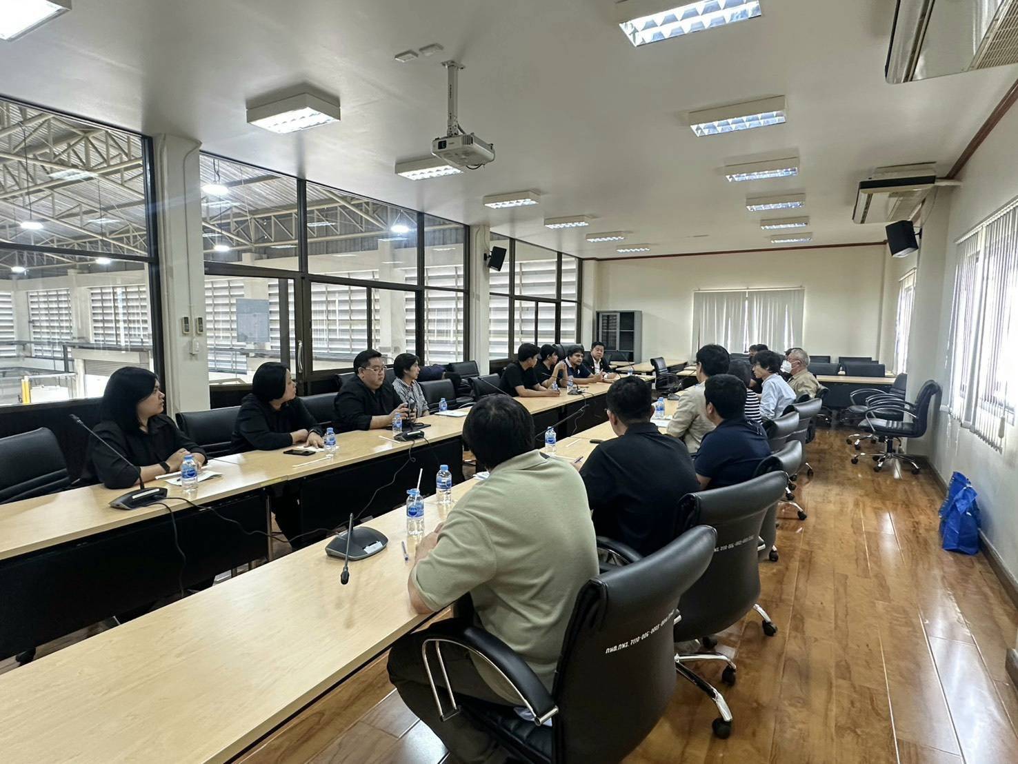 ผอ.กนอ. ร่วมประชุมหารือกับผู้บริหาร บริษัท เอเชีย ซิลิโคนส์ โมโนเมอร์ จำกัด เพื่อร่วมศึกษาวิจัยพัฒนาเทคโนโลยีการนำซิลิกอนที่ได้จากการรีไซเคิลซากแผงเซลล์แสงอาทิตย์ไปใช้ประโยชน์เป็นวัตถุดิบทดแทน