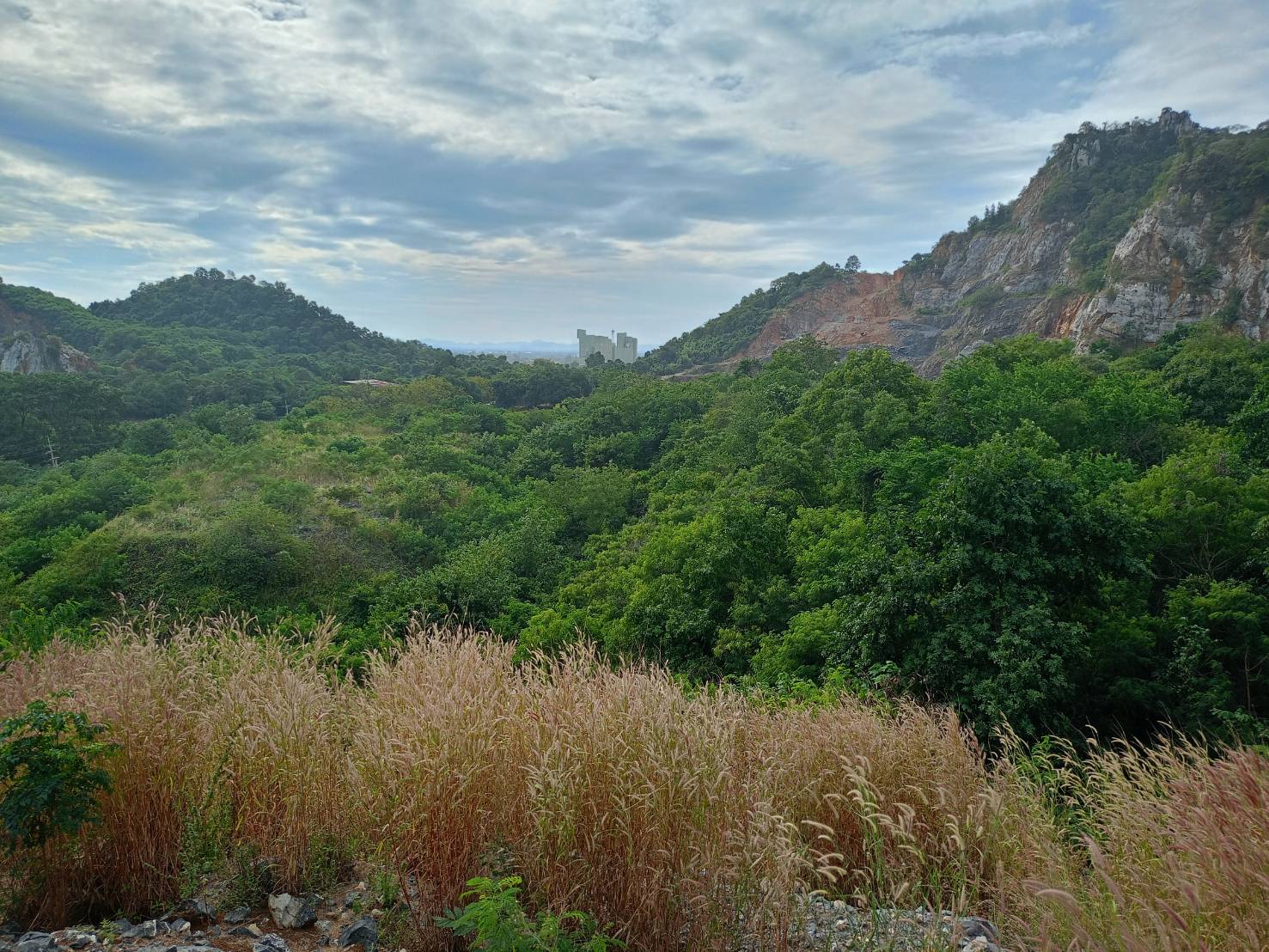 กบส. กบอ. และ สรข.6 เข้าตรวจสอบสภาพพื้นที่โครงการทำเหมืองแร่ของ หจก. อุดมศิลา จ.สระบุรี
