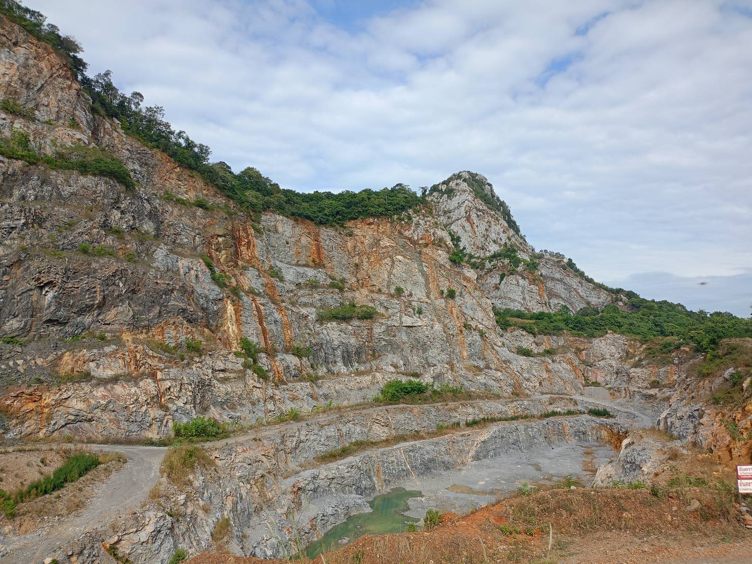 กบส. กบอ. และ สรข.6 เข้าตรวจสอบสภาพพื้นที่โครงการทำเหมืองแร่ของ หจก. อุดมศิลา จ.สระบุรี