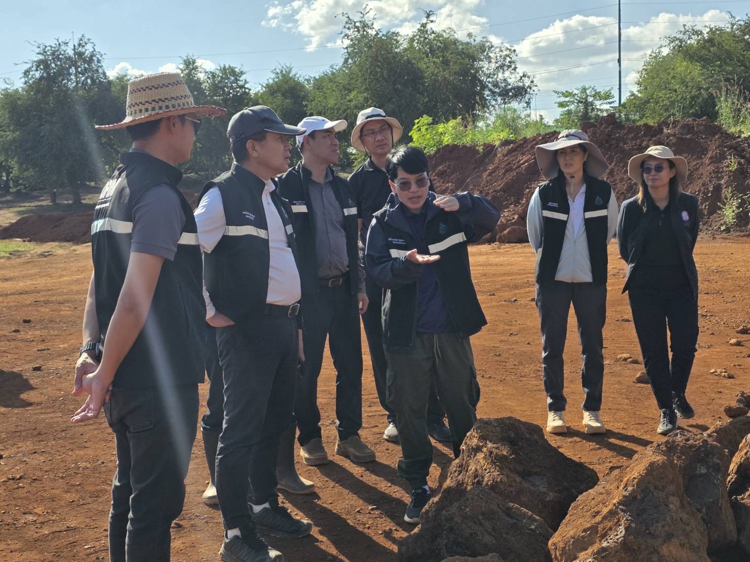 กพร. ร่วมลงพื้นที่ติดตามตรวจสอบกรณีเรื่องร้องเรียนการลักลอบขุดแร่เหล็กเถื่อนในพื้นที่ป่าลุ่มน้ำ A บ้านผาแบ่น จ.เลย