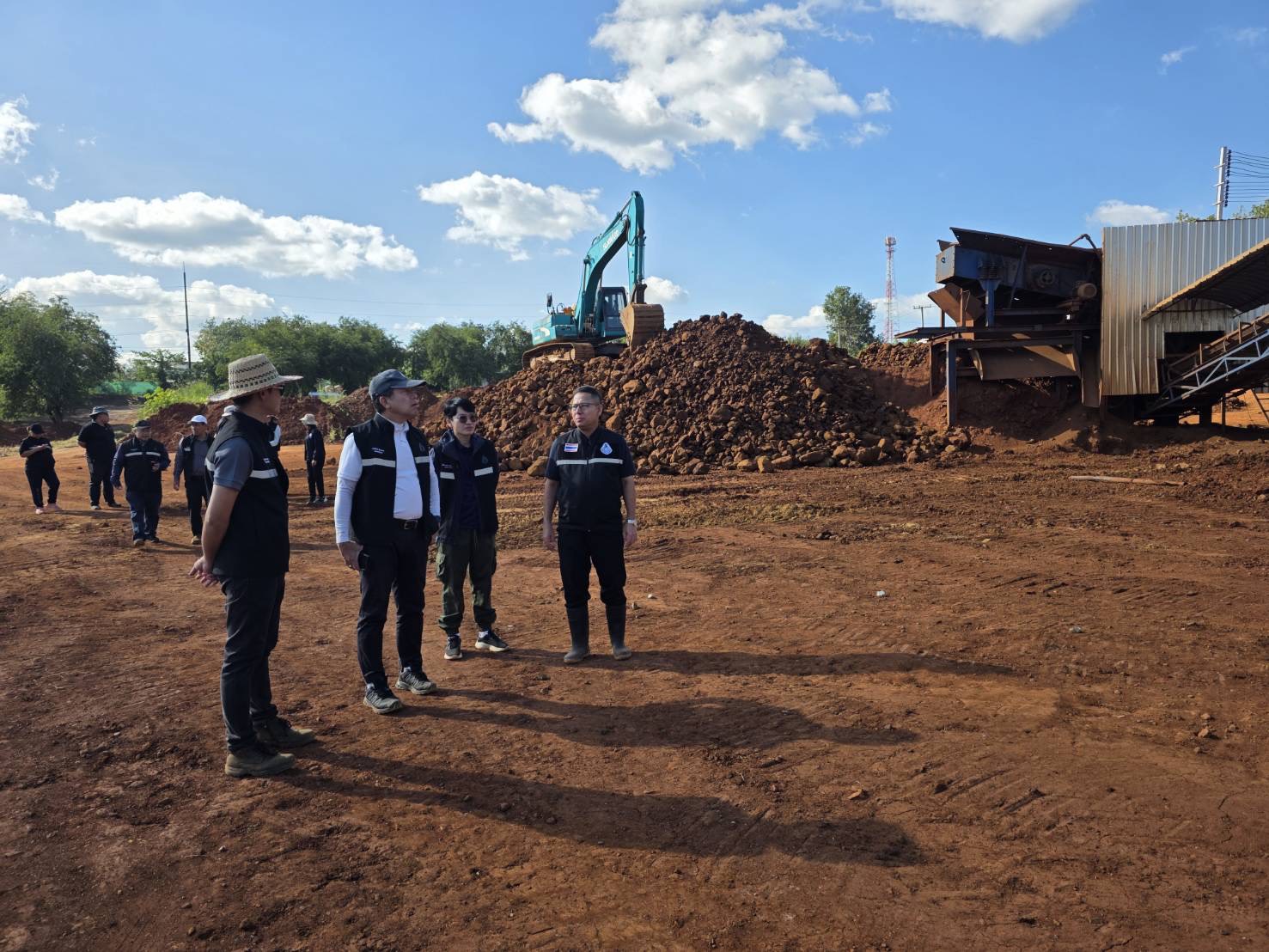 กพร. ร่วมลงพื้นที่ติดตามตรวจสอบกรณีเรื่องร้องเรียนการลักลอบขุดแร่เหล็กเถื่อนในพื้นที่ป่าลุ่มน้ำ A บ้านผาแบ่น จ.เลย