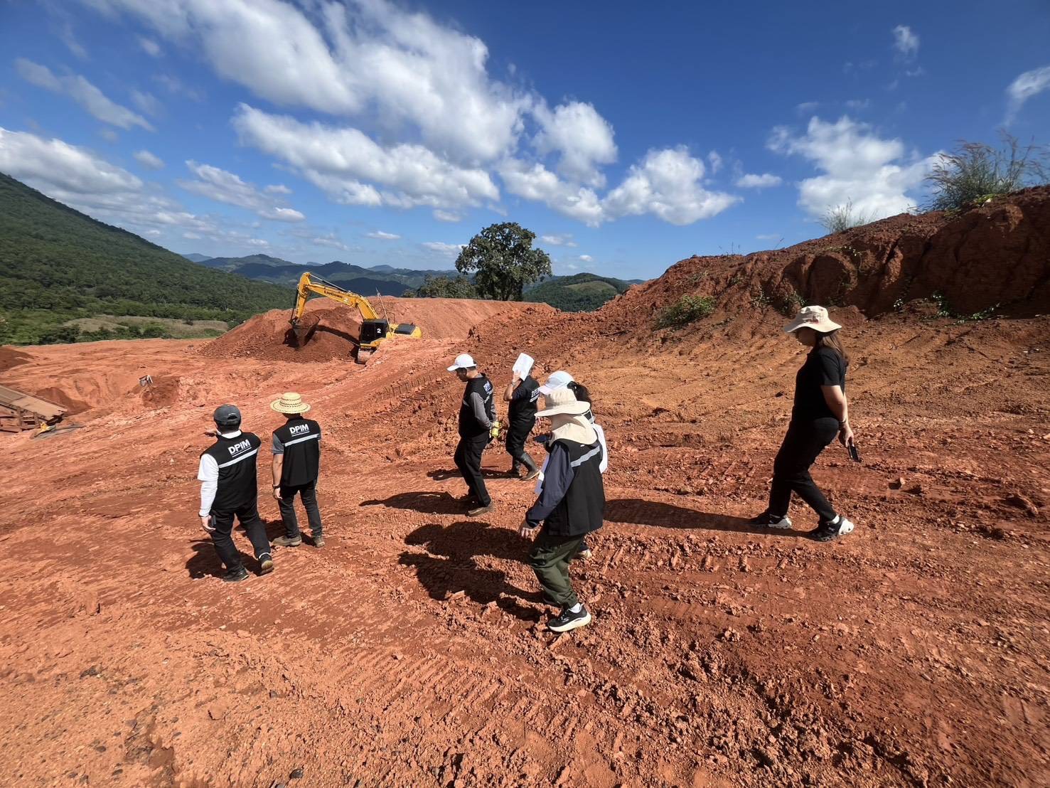 กพร. ร่วมลงพื้นที่ติดตามตรวจสอบกรณีเรื่องร้องเรียนการลักลอบขุดแร่เหล็กเถื่อนในพื้นที่ป่าลุ่มน้ำ A บ้านผาแบ่น จ.เลย