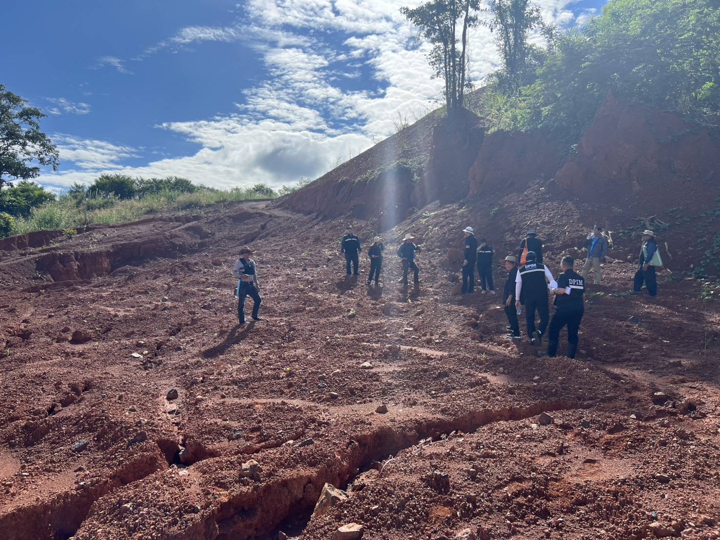 กพร. ร่วมลงพื้นที่ติดตามตรวจสอบกรณีเรื่องร้องเรียนการลักลอบขุดแร่เหล็กเถื่อนในพื้นที่ป่าลุ่มน้ำ A บ้านผาแบ่น จ.เลย