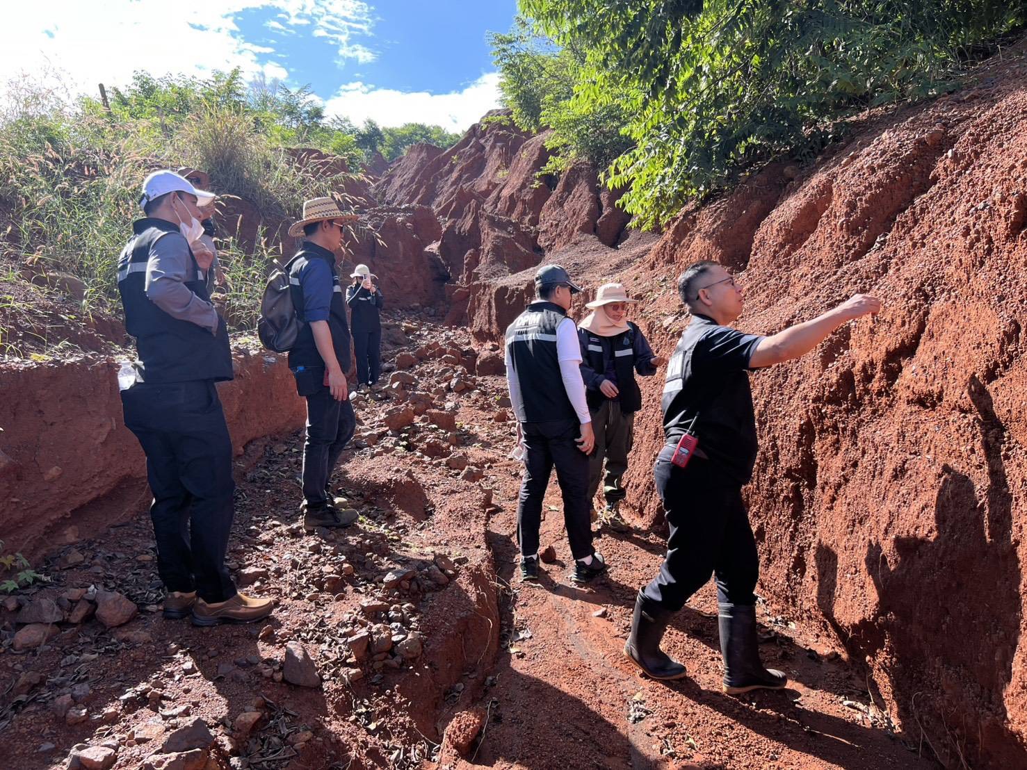 กพร. ร่วมลงพื้นที่ติดตามตรวจสอบกรณีเรื่องร้องเรียนการลักลอบขุดแร่เหล็กเถื่อนในพื้นที่ป่าลุ่มน้ำ A บ้านผาแบ่น จ.เลย