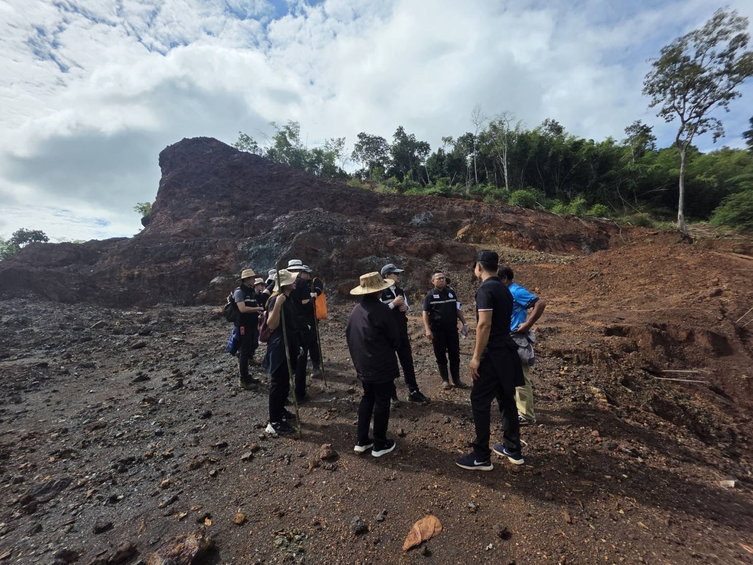 กพร. ร่วมลงพื้นที่ติดตามตรวจสอบกรณีเรื่องร้องเรียนการลักลอบขุดแร่เหล็กเถื่อนในพื้นที่ป่าลุ่มน้ำ A บ้านผาแบ่น จ.เลย