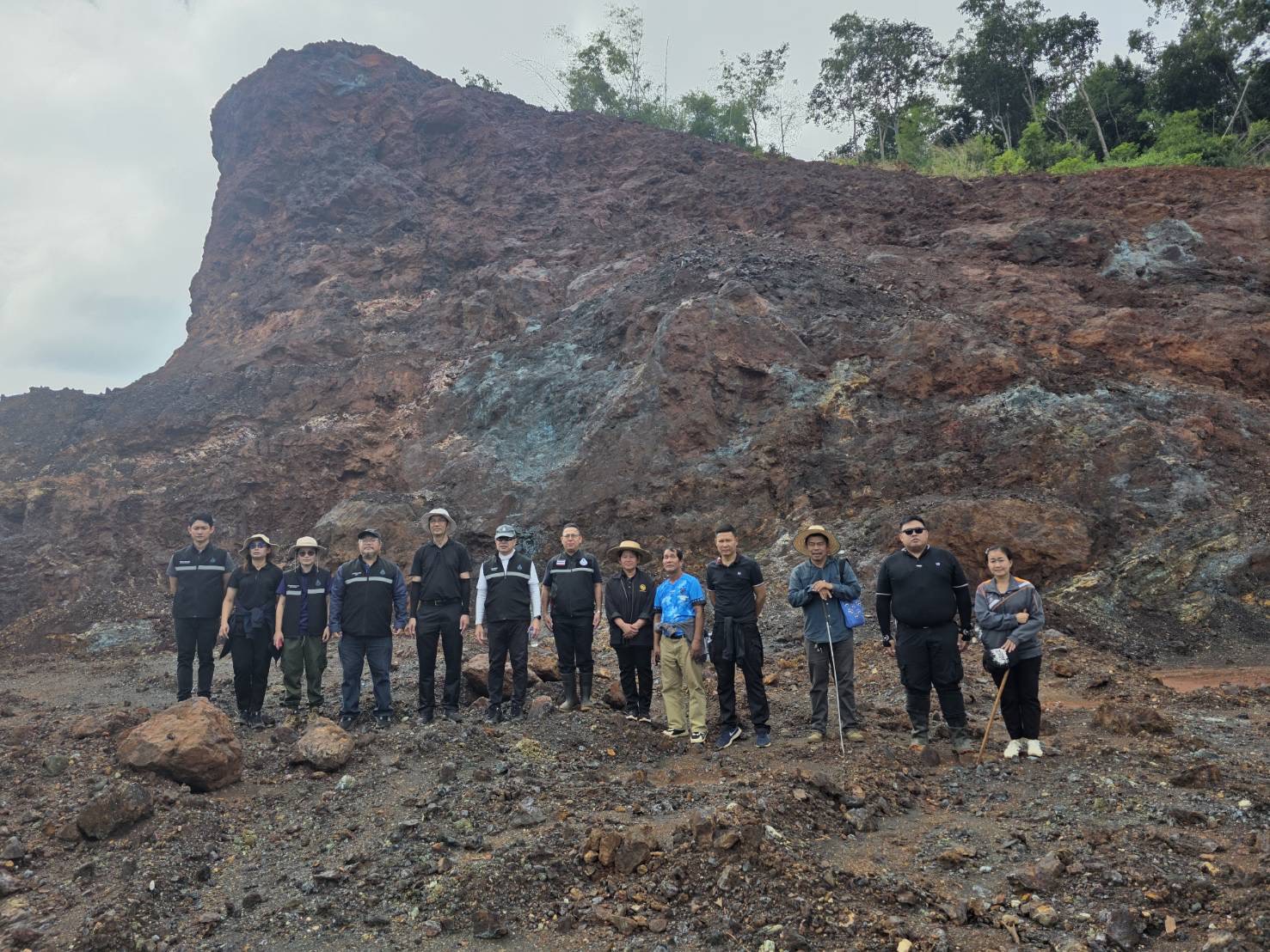 กพร. ร่วมลงพื้นที่ติดตามตรวจสอบกรณีเรื่องร้องเรียนการลักลอบขุดแร่เหล็กเถื่อนในพื้นที่ป่าลุ่มน้ำ A บ้านผาแบ่น จ.เลย