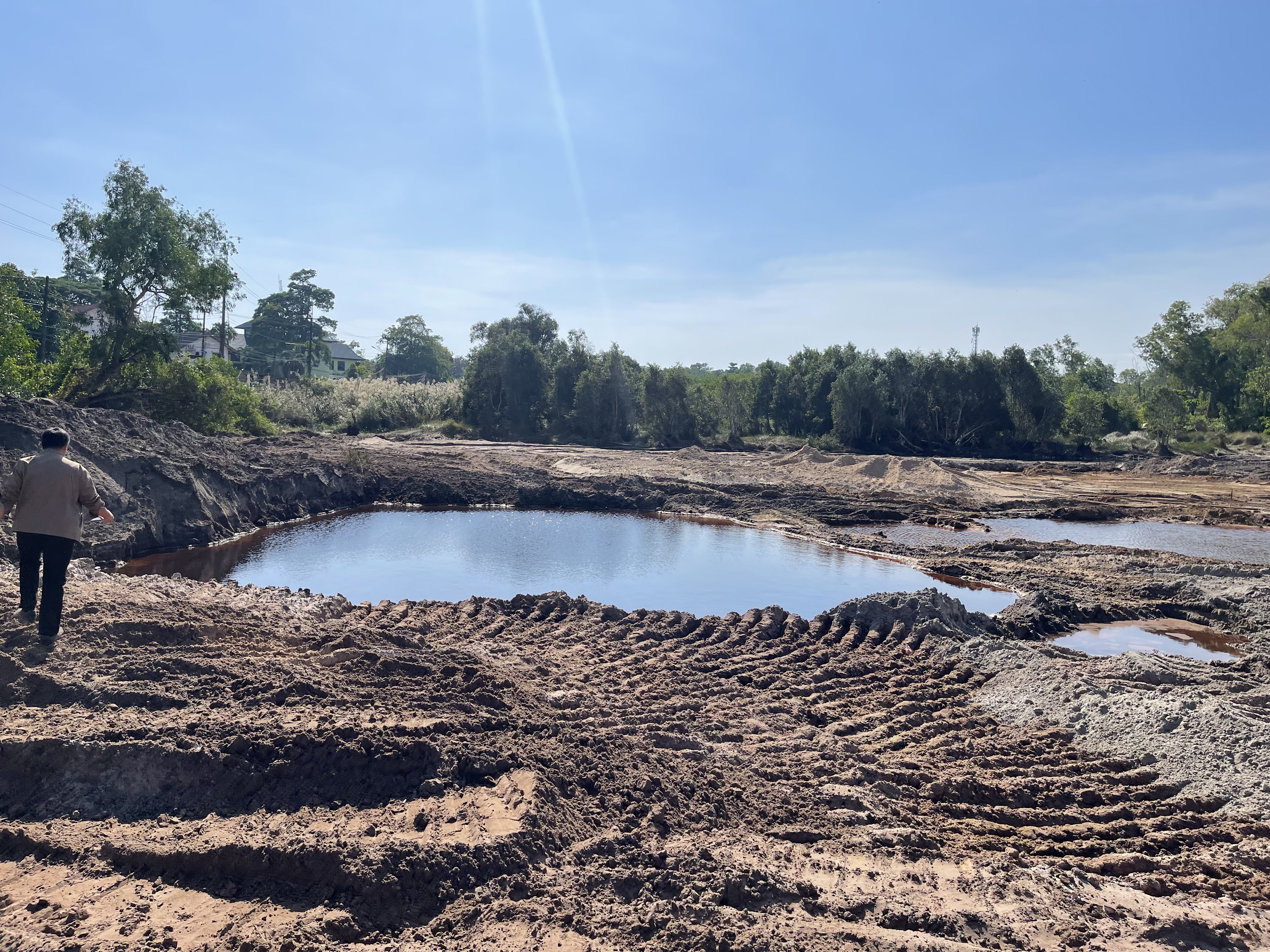 สรข.8 ชลบุรี เข้าตรวจสอบการขุดตักติดทรายบริเวณพื้นที่ที่มีการร้องเรียน ณ อ.ชากพง จ.ระยอง