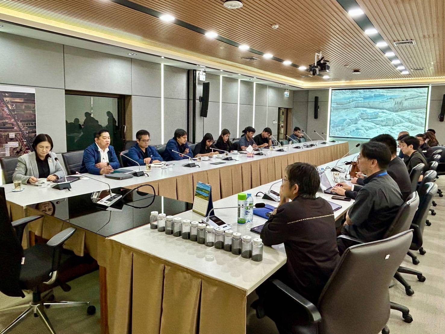 รพร.อารยา เข้าเยี่ยมชมโครงการวิจัยระบบการแยกแบล็คแมสจากแบตเตอรี่ยานยนต์ไฟฟ้าและแบตเตอรี่อุปกรณ์ไฟฟ้าแบบขยายขนาด ณ โรงไฟฟ้าวังน้อย