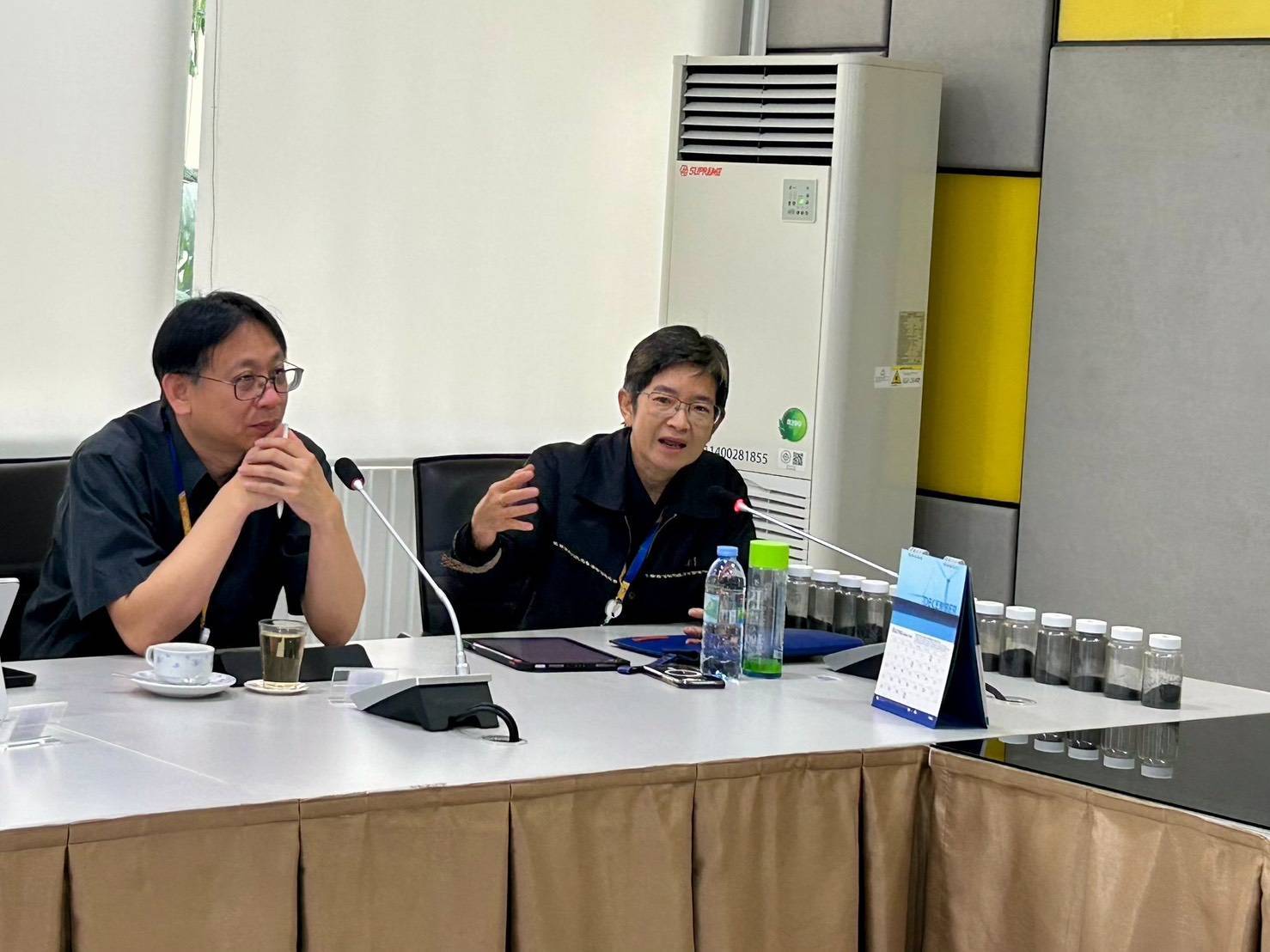 รพร.อารยา เข้าเยี่ยมชมโครงการวิจัยระบบการแยกแบล็คแมสจากแบตเตอรี่ยานยนต์ไฟฟ้าและแบตเตอรี่อุปกรณ์ไฟฟ้าแบบขยายขนาด ณ โรงไฟฟ้าวังน้อย