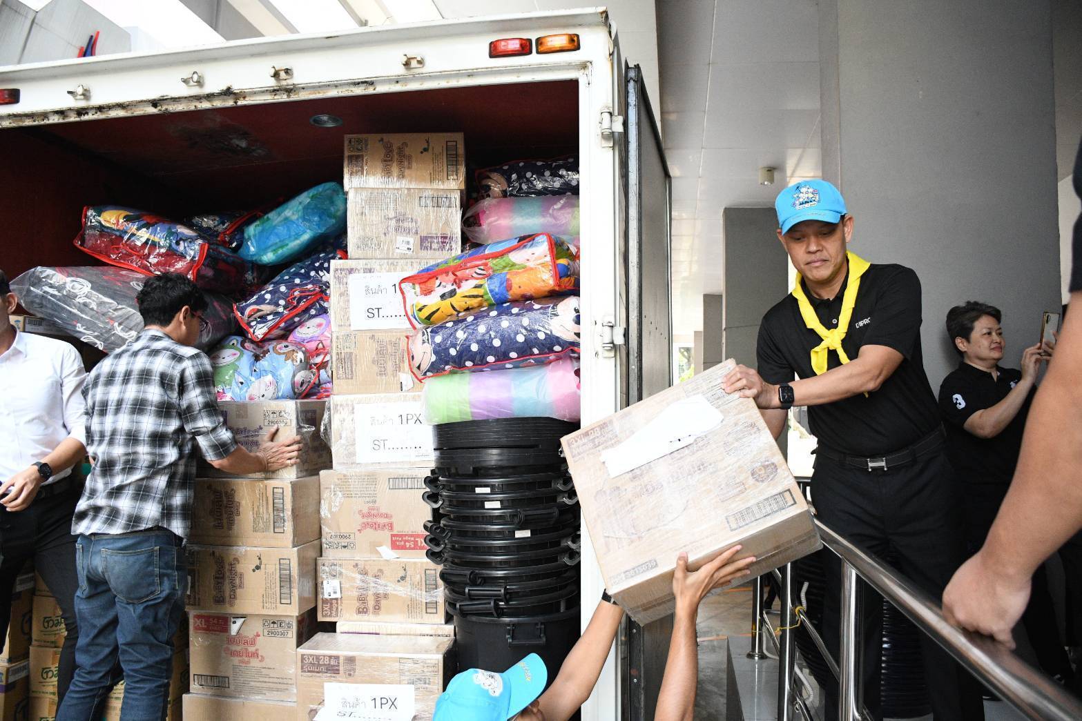 อพร.อดิทัตฯ พร้อมด้วย รพร.อานันท์ฯ และ รพร.อารยาฯ ร่วมส่งมอบเครื่องใช้ให้กับผู้ประสบภัย สถานการณ์น้ำท่วมในพื้นที่ อ.หาดใหญ่ จ.สงขลา