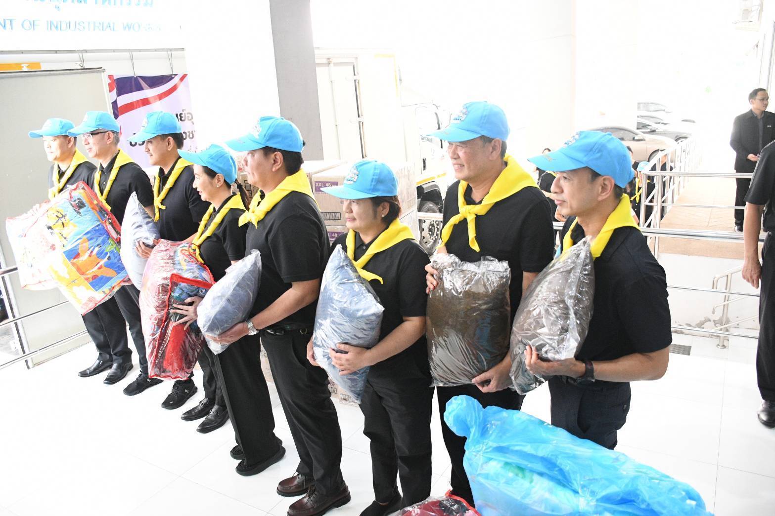 อพร.อดิทัตฯ พร้อมด้วย รพร.อานันท์ฯ และ รพร.อารยาฯ ร่วมส่งมอบเครื่องใช้ให้กับผู้ประสบภัย สถานการณ์น้ำท่วมในพื้นที่ อ.หาดใหญ่ จ.สงขลา