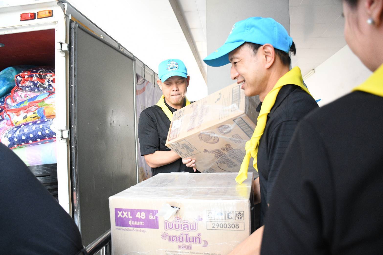 อพร.อดิทัตฯ พร้อมด้วย รพร.อานันท์ฯ และ รพร.อารยาฯ ร่วมส่งมอบเครื่องใช้ให้กับผู้ประสบภัย สถานการณ์น้ำท่วมในพื้นที่ อ.หาดใหญ่ จ.สงขลา