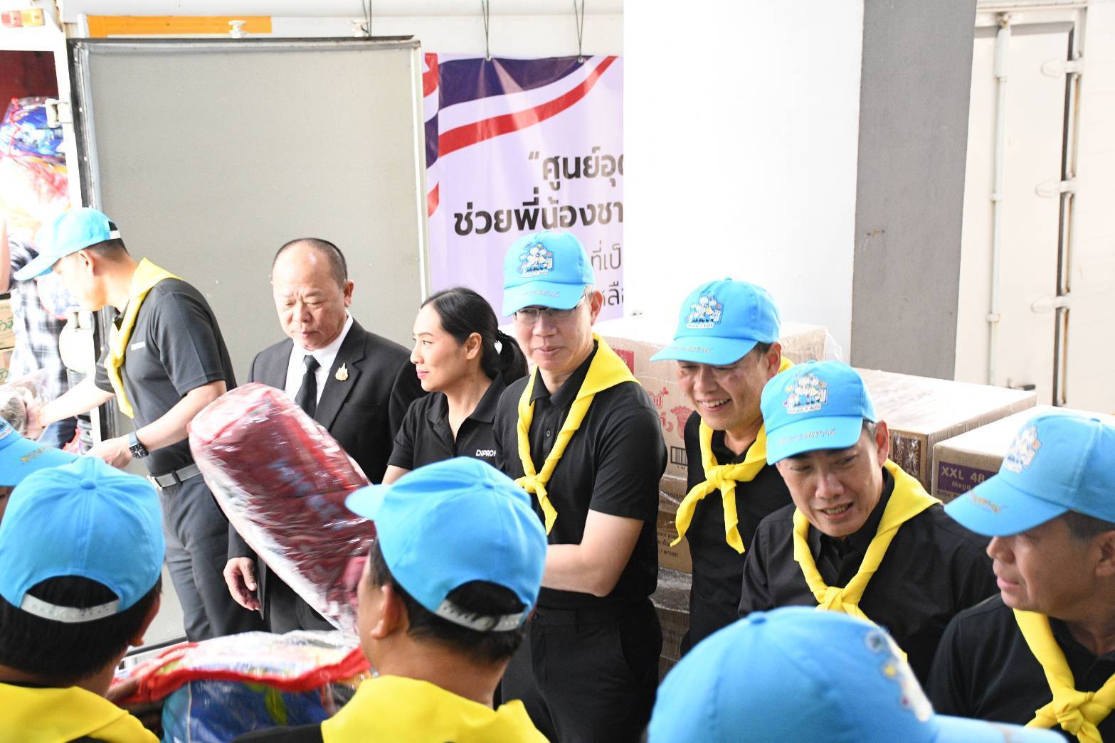 อพร.อดิทัตฯ พร้อมด้วย รพร.อานันท์ฯ และ รพร.อารยาฯ ร่วมส่งมอบเครื่องใช้ให้กับผู้ประสบภัย สถานการณ์น้ำท่วมในพื้นที่ อ.หาดใหญ่ จ.สงขลา