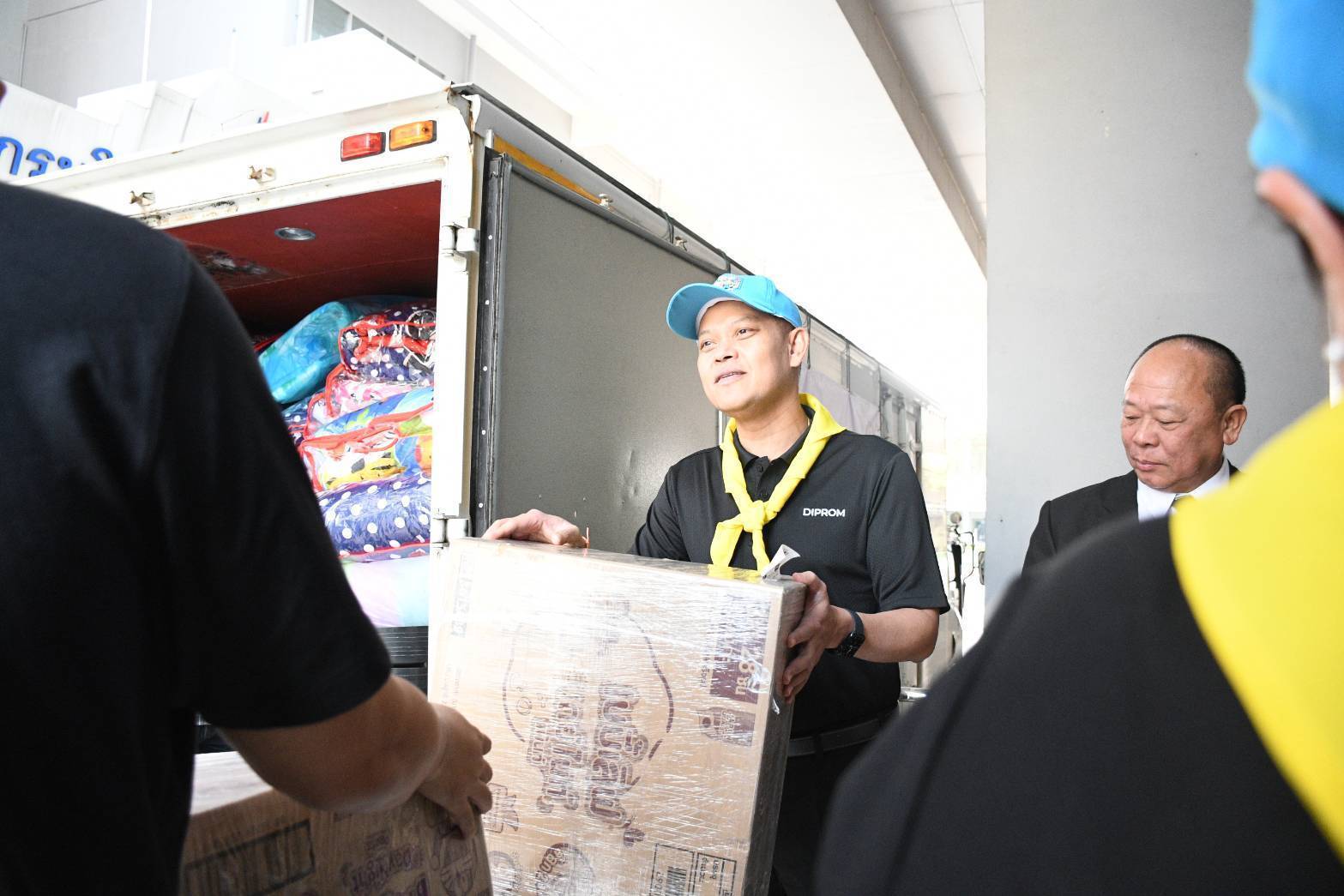 อพร.อดิทัตฯ พร้อมด้วย รพร.อานันท์ฯ และ รพร.อารยาฯ ร่วมส่งมอบเครื่องใช้ให้กับผู้ประสบภัย สถานการณ์น้ำท่วมในพื้นที่ อ.หาดใหญ่ จ.สงขลา