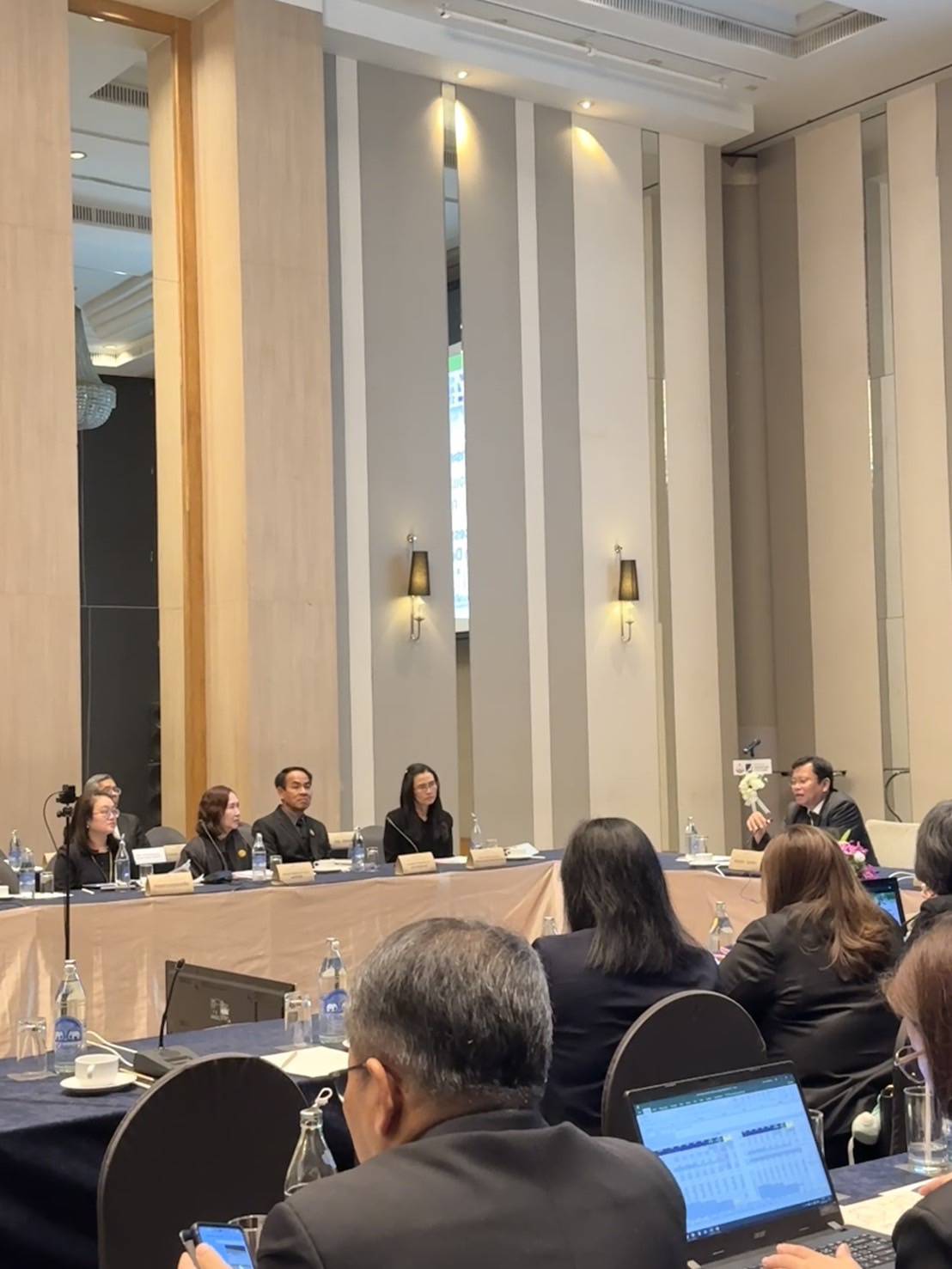 ผอ.กม. เข้าร่วมการประชุมโต๊ะกลม เรื่อง ความคาดหวังของสังคมต่อองค์กรศาลในการพัฒนาความยุติธรรมทางสิ่งแวดล้อม