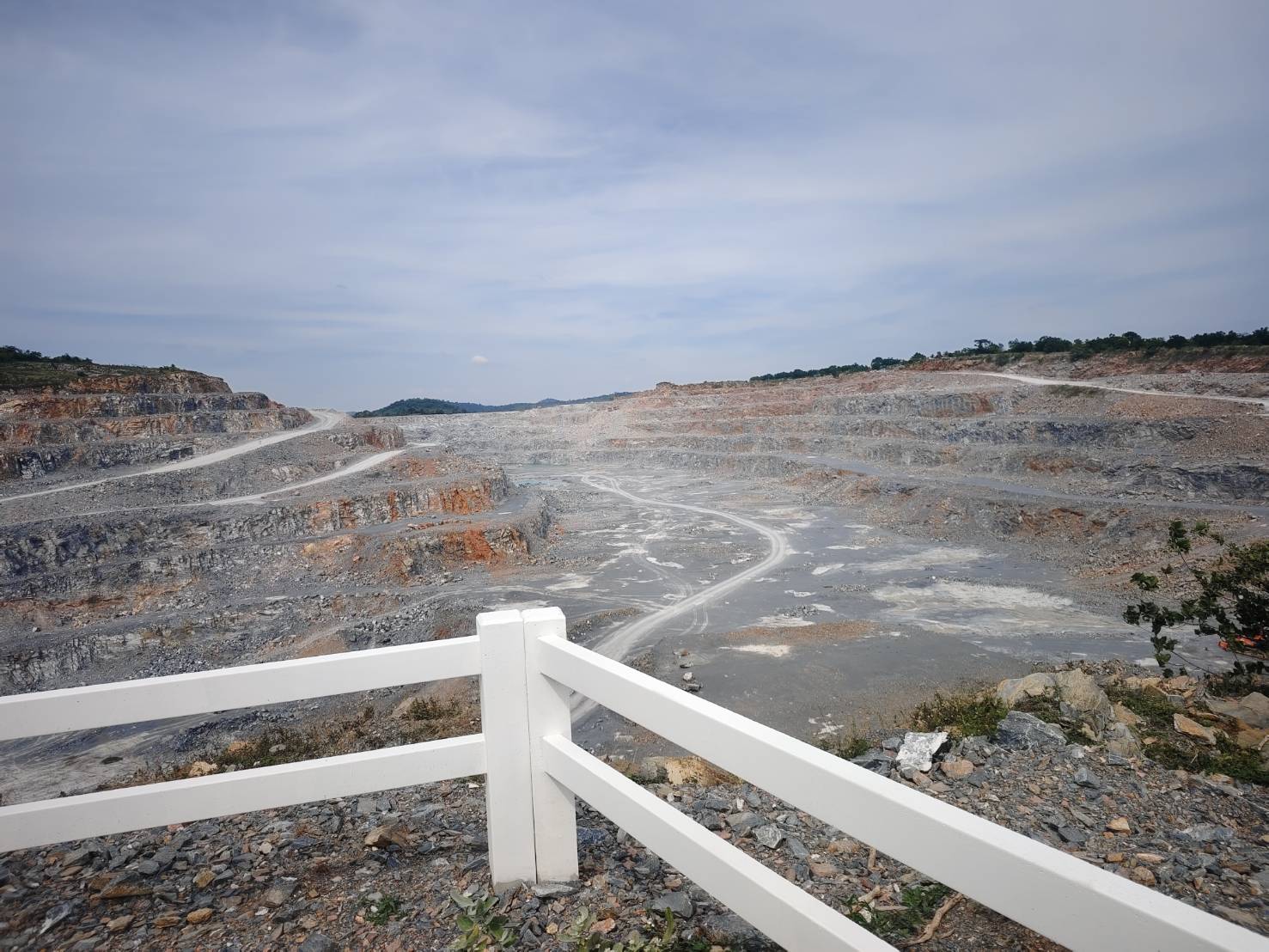 ผอ.สรข.7 ราชบุรี พร้อมด้วยเจ้าหน้าที่ ลงพื้นที่กลุ่มเหมือง ต.จรเข้สามพัน เพื่อติดตามตรวจสอบการแก้ไขปัญหาเรื่องฝุ่นละออง