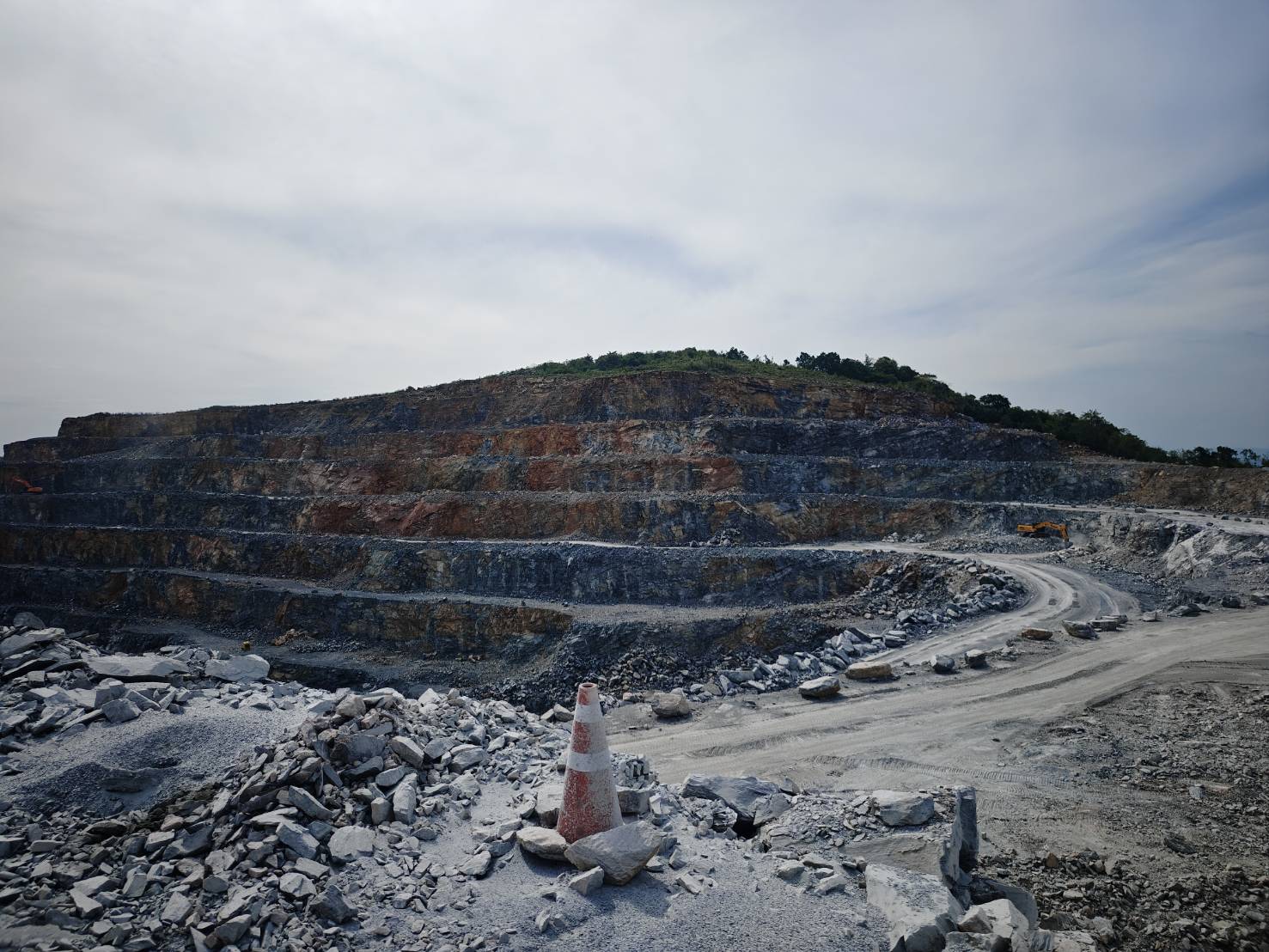 ผอ.สรข.7 ราชบุรี พร้อมด้วยเจ้าหน้าที่ ลงพื้นที่กลุ่มเหมือง ต.จรเข้สามพัน เพื่อติดตามตรวจสอบการแก้ไขปัญหาเรื่องฝุ่นละออง