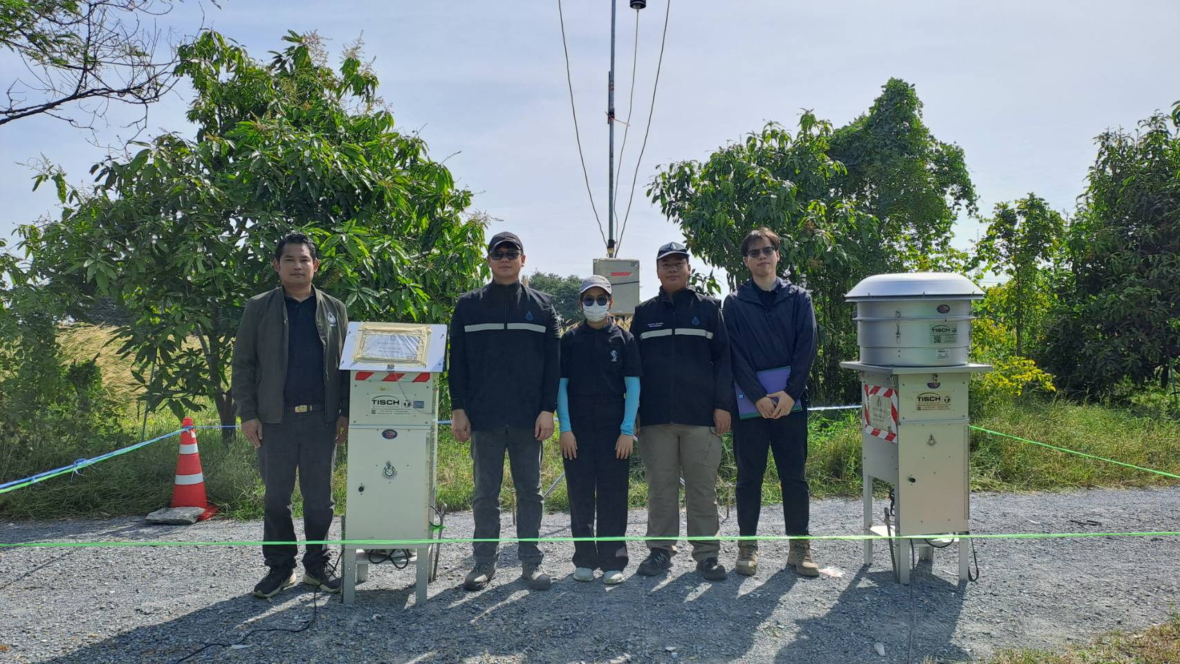 ผอ.สรข.7 ราชบุรี พร้อมด้วยเจ้าหน้าที่ ลงพื้นที่กลุ่มเหมือง ต.จรเข้สามพัน เพื่อติดตามตรวจสอบการแก้ไขปัญหาเรื่องฝุ่นละออง