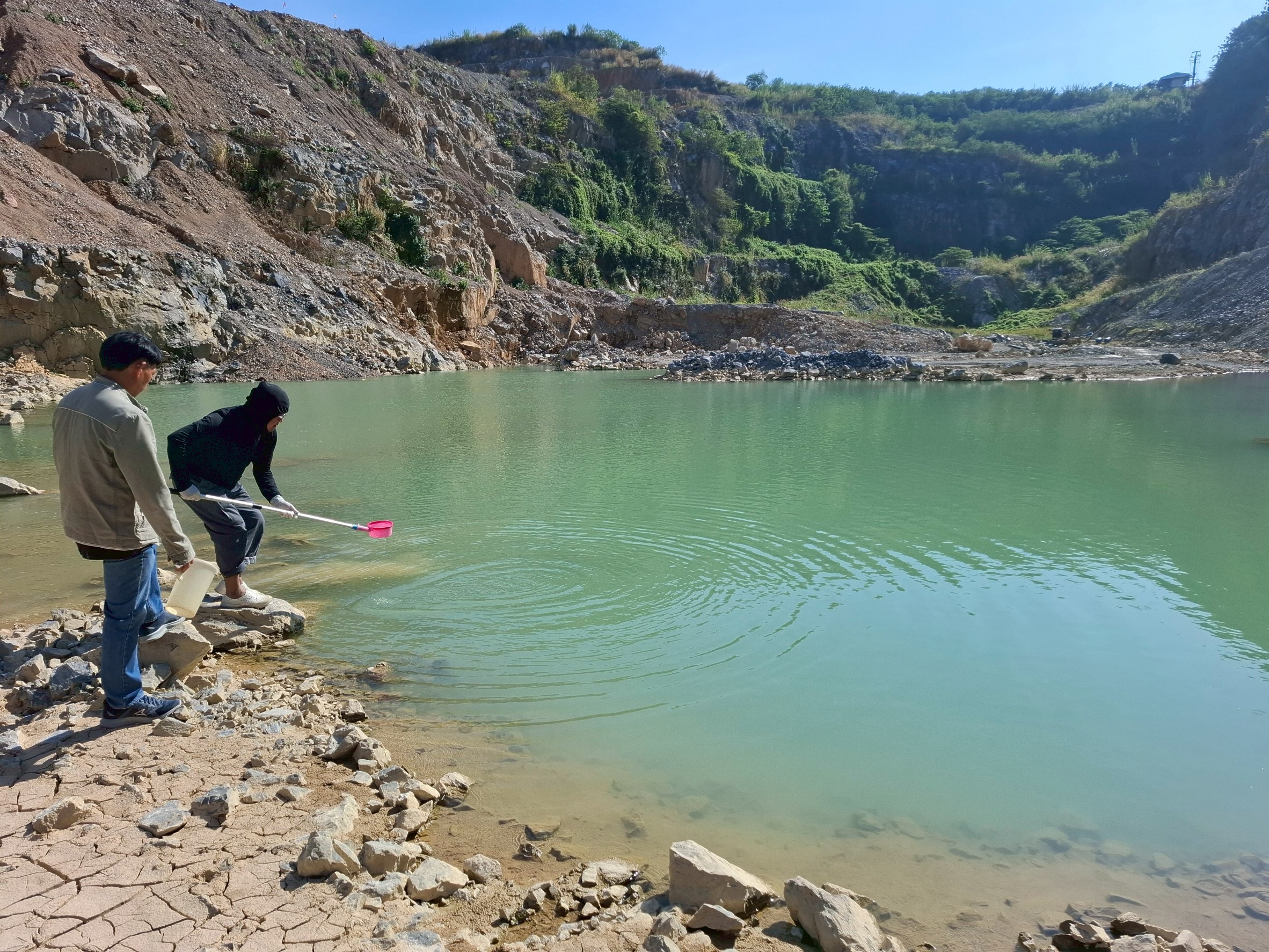 เจ้าหน้าที่ สรข.3 เชียงใหม่ ลงพื้นที่สำรวจและตรวจติดตามคุณภาพน้ำทางกายภาพและเคมีในขุมเหมือง 4 แห่ง