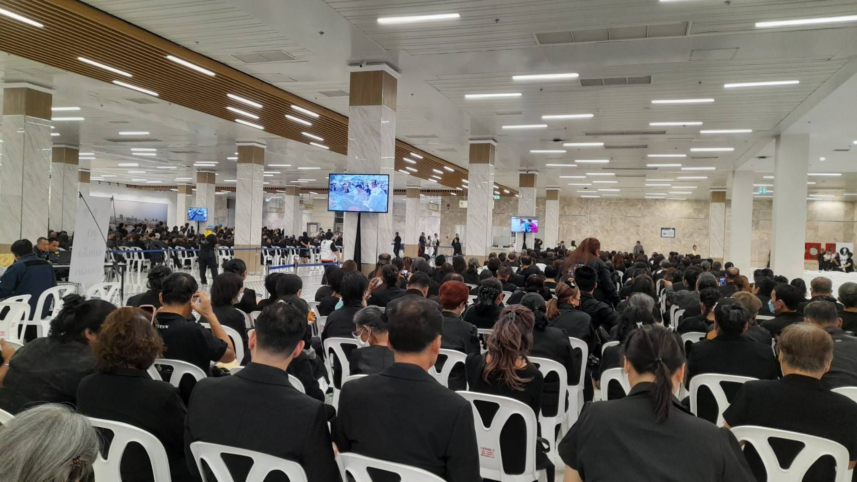 เจ้าหน้าที่จิตอาสา 904 และจิตอาสาพระราชทาน กพร. เข้าร่วมปฏิบัติหน้าที่อํานวยความสะดวกแก่ประชาชนที่เดินทางมาร่วมถวายสักการะพระบรมศพสมเด็จพระนางเจ้าสิริกิติ์ พระบรมราชินีนาถ พระบรมราชชนนีพันปีหลวง