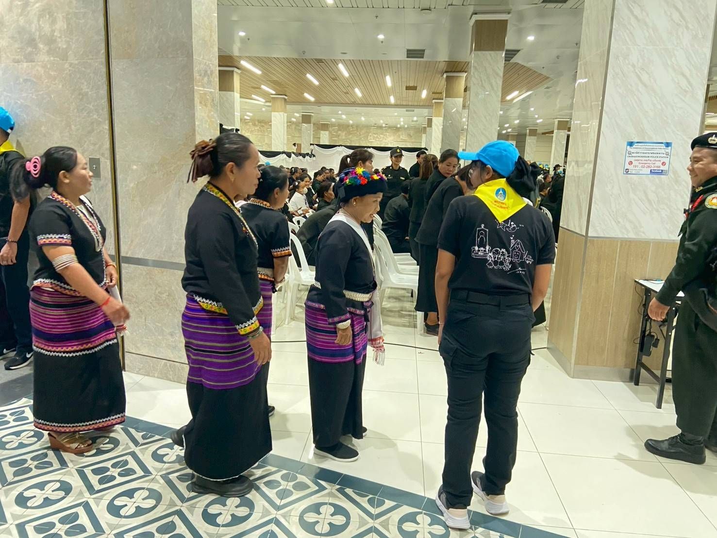 เจ้าหน้าที่จิตอาสา 904 และจิตอาสาพระราชทาน กพร. เข้าร่วมปฏิบัติหน้าที่อํานวยความสะดวกแก่ประชาชนที่เดินทางมาร่วมถวายสักการะพระบรมศพสมเด็จพระนางเจ้าสิริกิติ์ พระบรมราชินีนาถ พระบรมราชชนนีพันปีหลวง