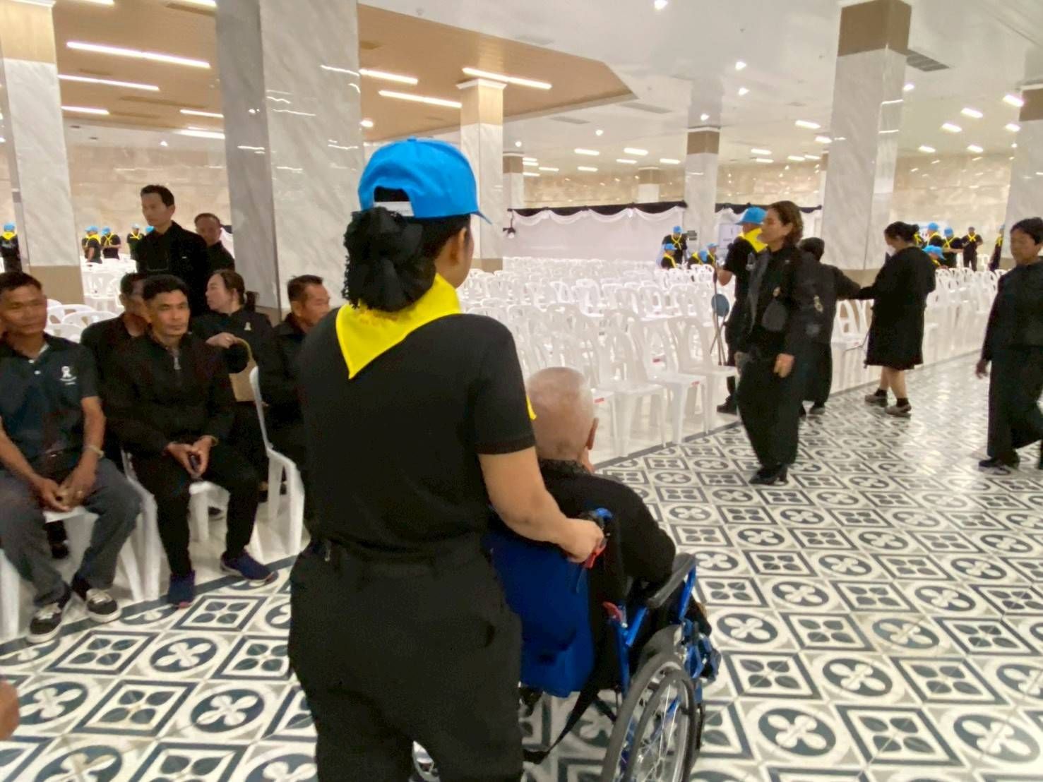 เจ้าหน้าที่จิตอาสา 904 และจิตอาสาพระราชทาน กพร. เข้าร่วมปฏิบัติหน้าที่อํานวยความสะดวกแก่ประชาชนที่เดินทางมาร่วมถวายสักการะพระบรมศพสมเด็จพระนางเจ้าสิริกิติ์ พระบรมราชินีนาถ พระบรมราชชนนีพันปีหลวง