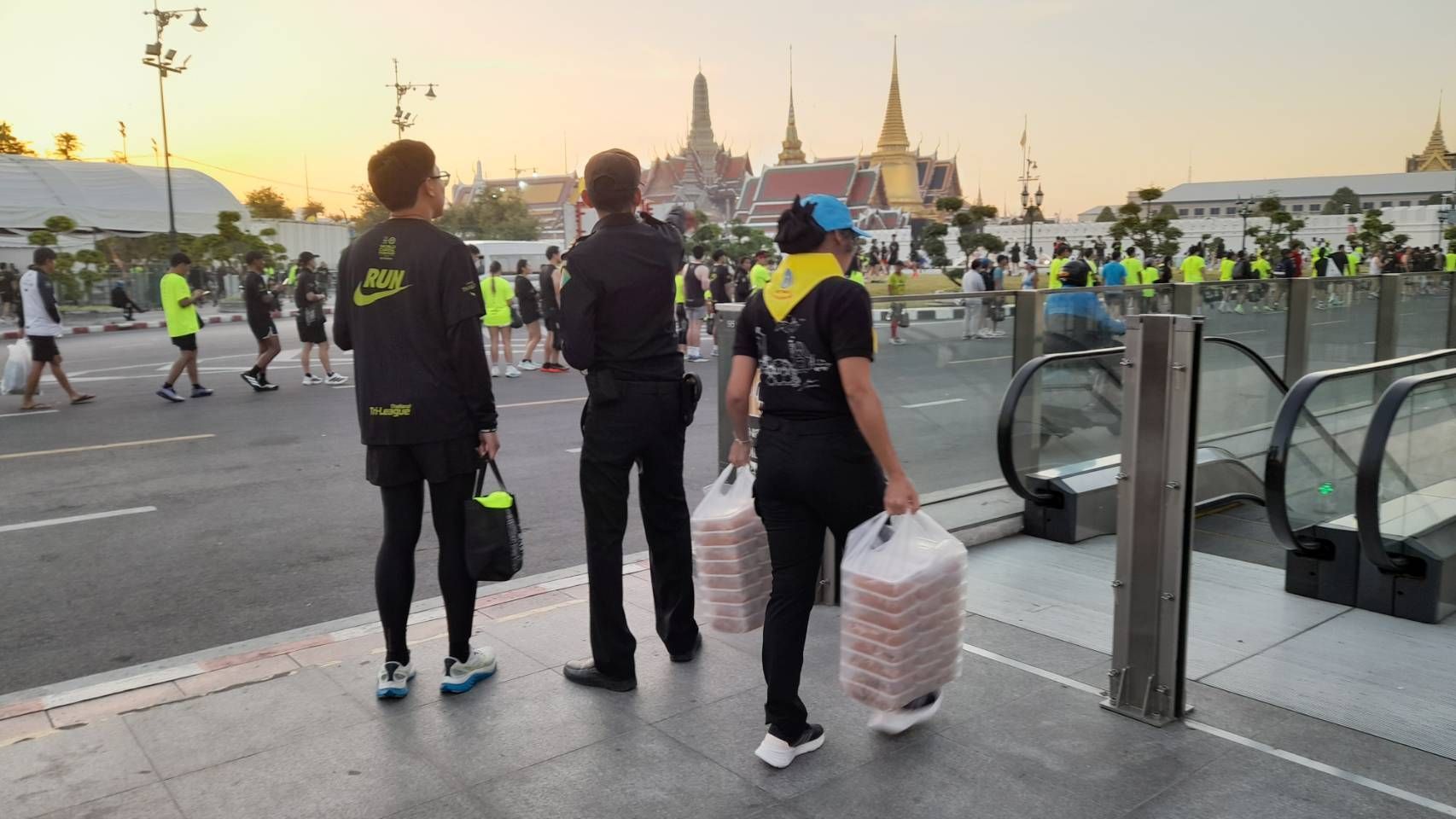 เจ้าหน้าที่จิตอาสา 904 และจิตอาสาพระราชทาน กพร. เข้าร่วมปฏิบัติหน้าที่อํานวยความสะดวกแก่ประชาชนที่เดินทางมาร่วมถวายสักการะพระบรมศพสมเด็จพระนางเจ้าสิริกิติ์ พระบรมราชินีนาถ พระบรมราชชนนีพันปีหลวง