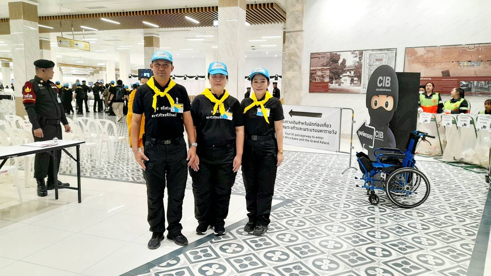 เจ้าหน้าที่จิตอาสา 904 และจิตอาสาพระราชทาน กพร. เข้าร่วมปฏิบัติหน้าที่อํานวยความสะดวกแก่ประชาชนที่เดินทางมาร่วมถวายสักการะพระบรมศพสมเด็จพระนางเจ้าสิริกิติ์ พระบรมราชินีนาถ พระบรมราชชนนีพันปีหลวง