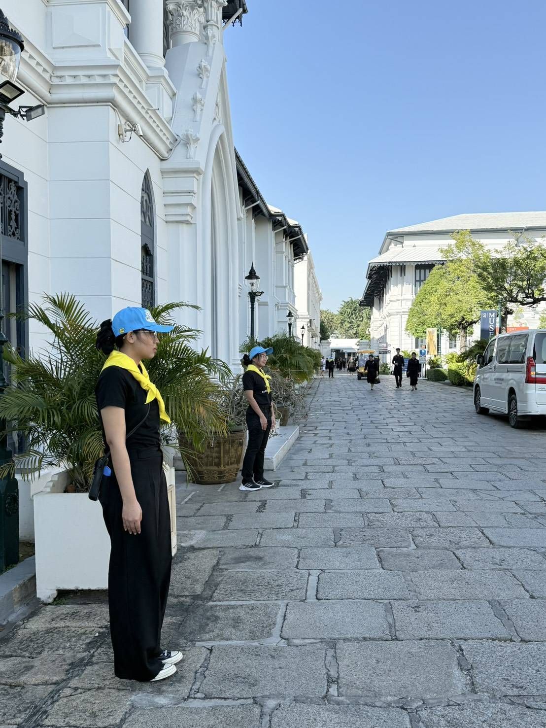 เจ้าหน้าที่จิตอาสา 904 และจิตอาสาพระราชทาน กพร. เข้าร่วมปฏิบัติหน้าที่อํานวยความสะดวกแก่ประชาชนที่เดินทางมาร่วมถวายสักการะพระบรมศพสมเด็จพระนางเจ้าสิริกิติ์ พระบรมราชินีนาถ พระบรมราชชนนีพันปีหลวง