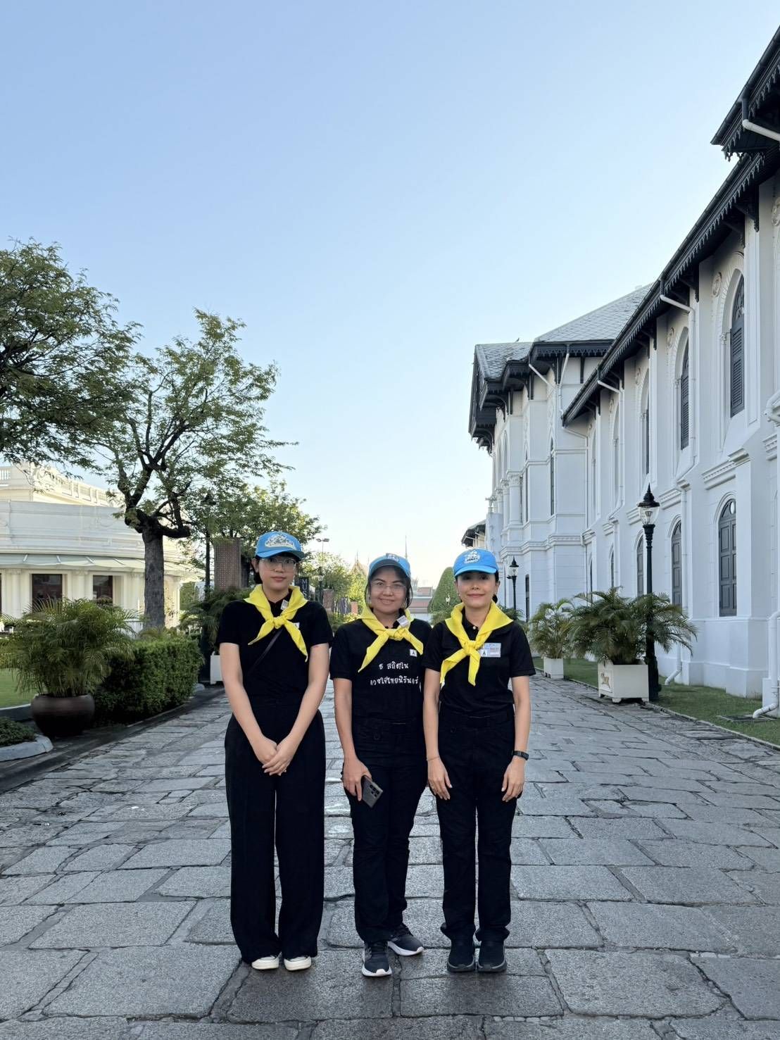 เจ้าหน้าที่จิตอาสา 904 และจิตอาสาพระราชทาน กพร. เข้าร่วมปฏิบัติหน้าที่อํานวยความสะดวกแก่ประชาชนที่เดินทางมาร่วมถวายสักการะพระบรมศพสมเด็จพระนางเจ้าสิริกิติ์ พระบรมราชินีนาถ พระบรมราชชนนีพันปีหลวง