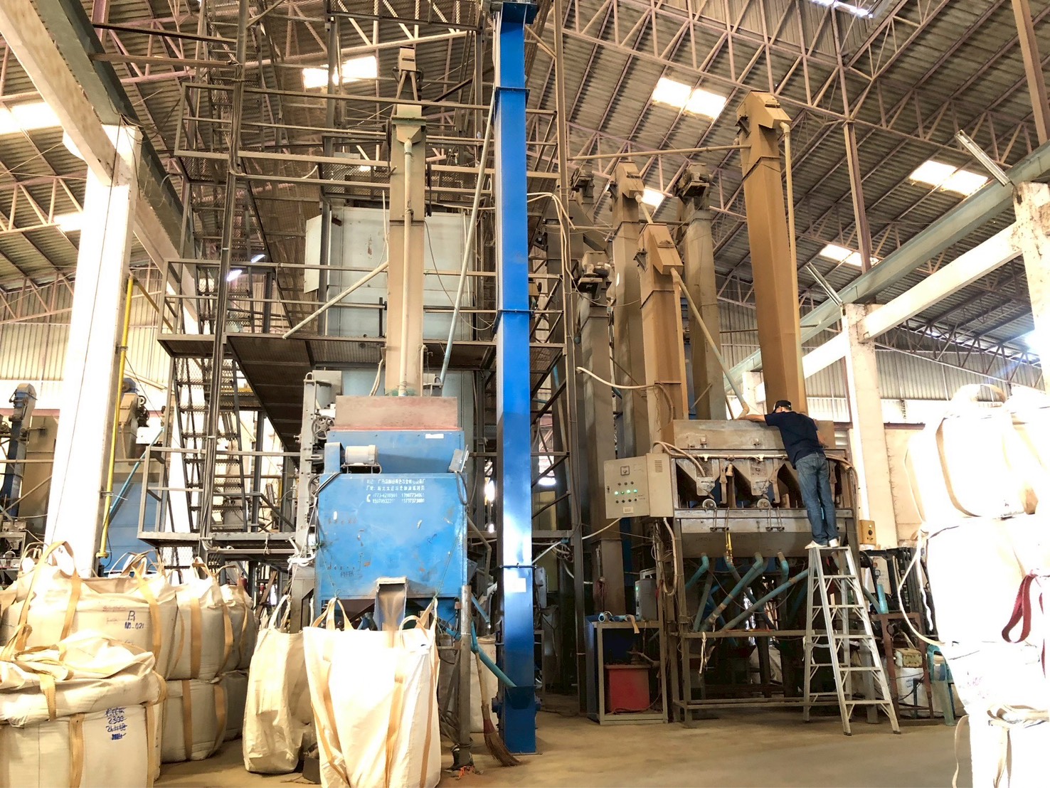 รพร.อารยา เข้าศึกษาดูงานการแต่งแร่ชายหาด และการแต่งแร่หายาก ณ โรงแต่งแร่ บริษัท ท่าจีน มิเนอร์รัล จำกัด จ.สมุทรสาคร