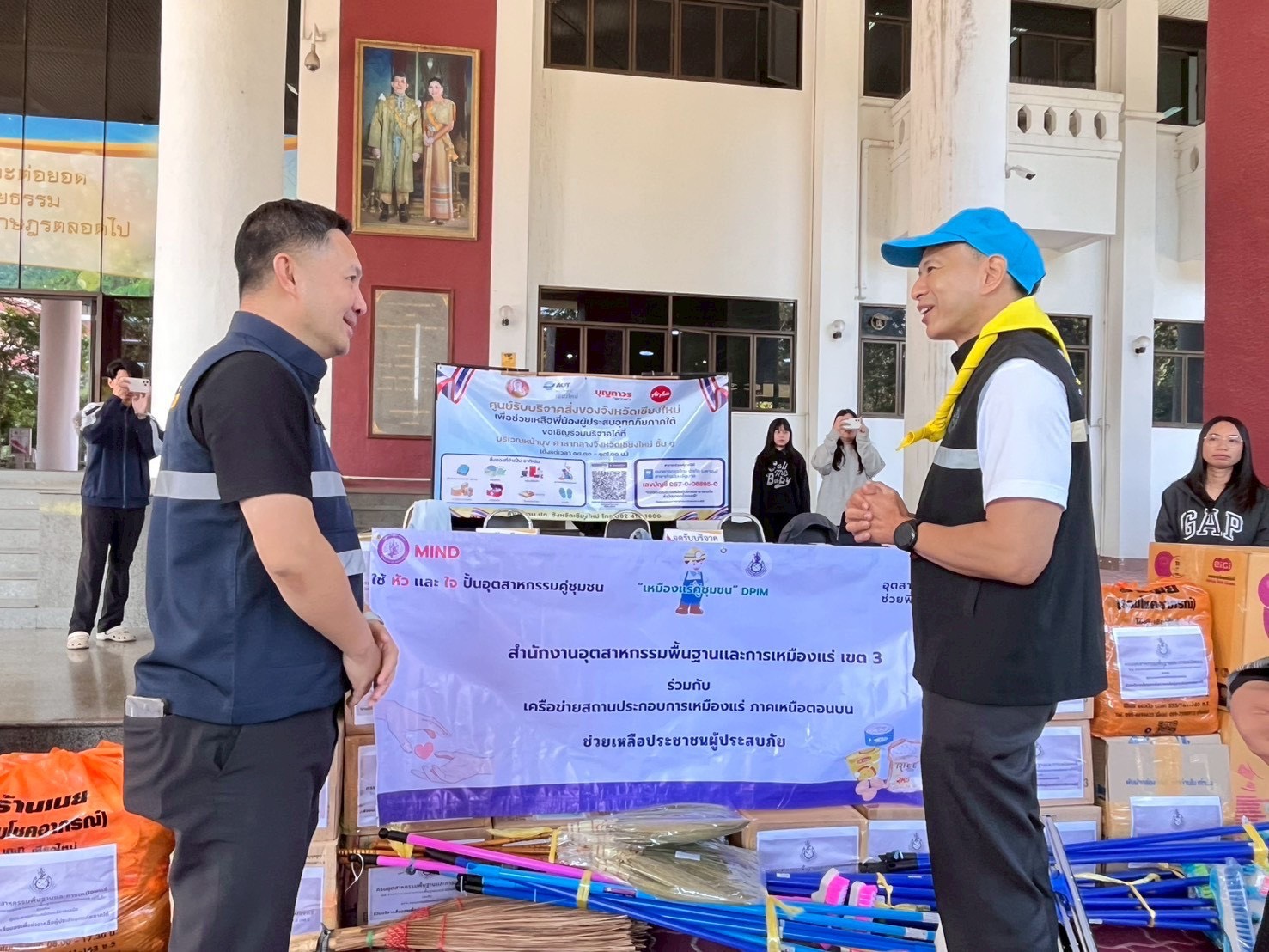 อพร.อดิทัต ร่วมส่งมอบของบริจาคเพื่อช่วยเหลือผู้ประสบอุทกภัยภาคใต้ ณ ศูนย์รับบริจาคสิ่งของ จ.เชียงใหม่