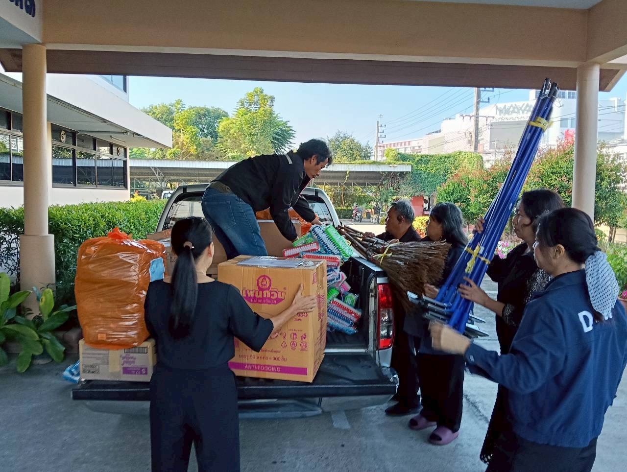 อพร.อดิทัต ร่วมส่งมอบของบริจาคเพื่อช่วยเหลือผู้ประสบอุทกภัยภาคใต้ ณ ศูนย์รับบริจาคสิ่งของ จ.เชียงใหม่