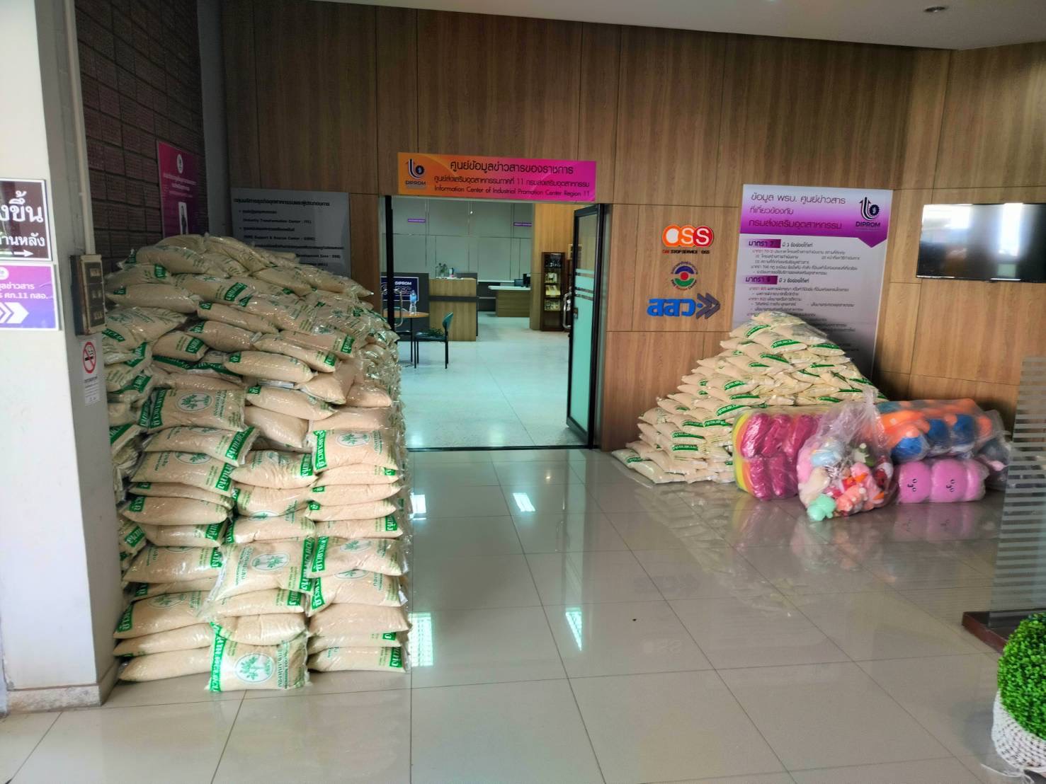 กพร. ให้ความช่วยเหลือผู้ประสบอุทกภัยภาคใต้ ภายใต้กิจกรรม “อุตสาหกรรมรวมใจ ช่วยพี่น้องชาวไทย”